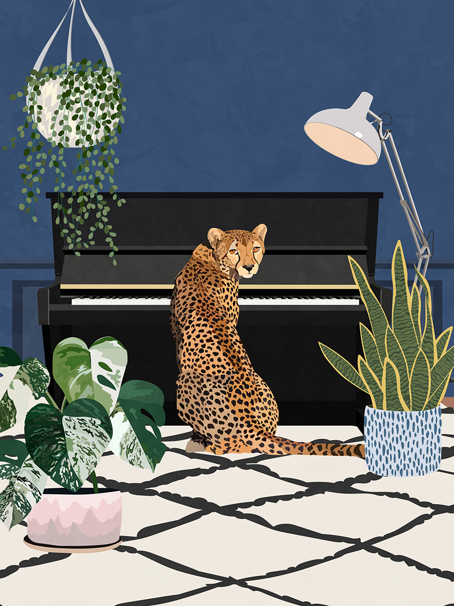 Ein Cheetah sitzt vor einem Klavier, umgeben von grünen Pflanzen und einer Stehlampe, vor einem dunkelblauen Hintergrund.