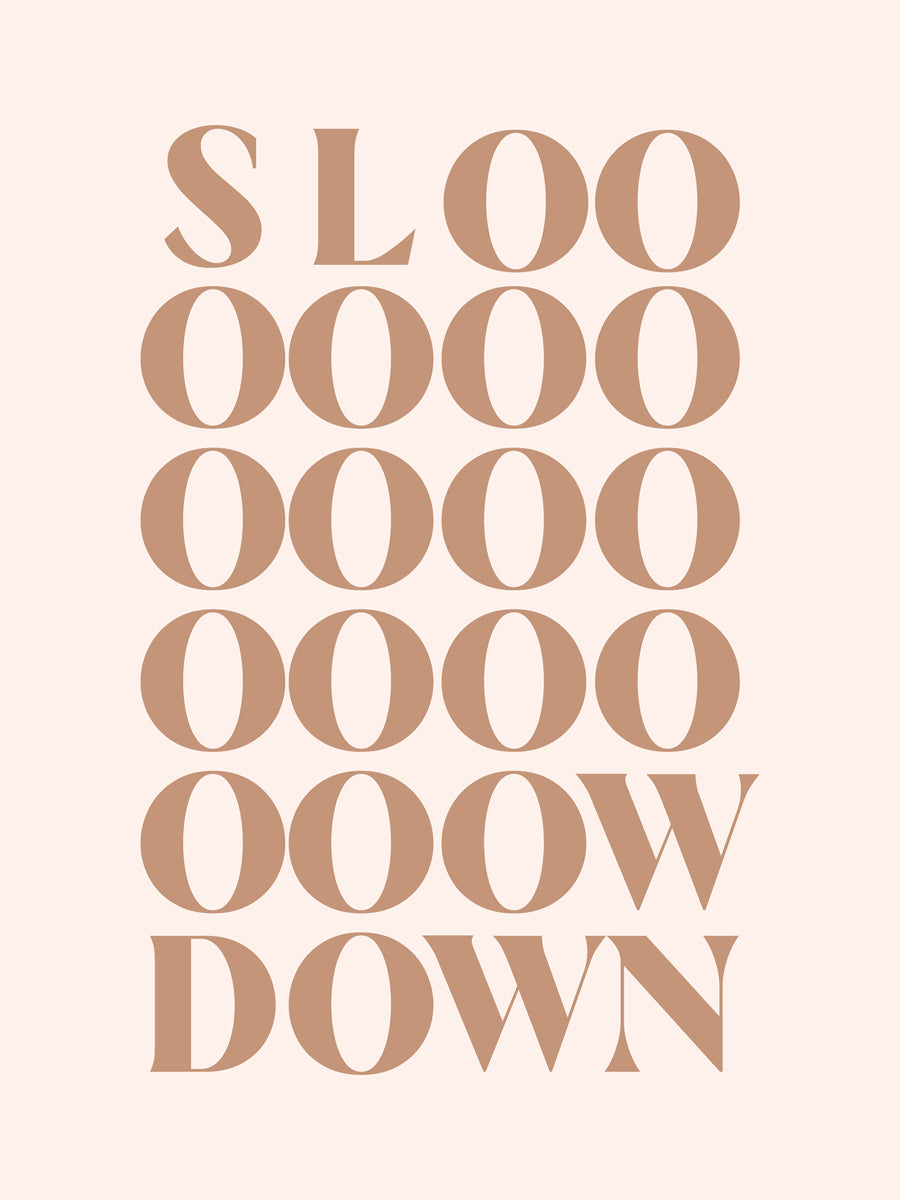 Poster mit dem Text "Slow down" in hellbrauner Farbe auf beigem Hintergrund.