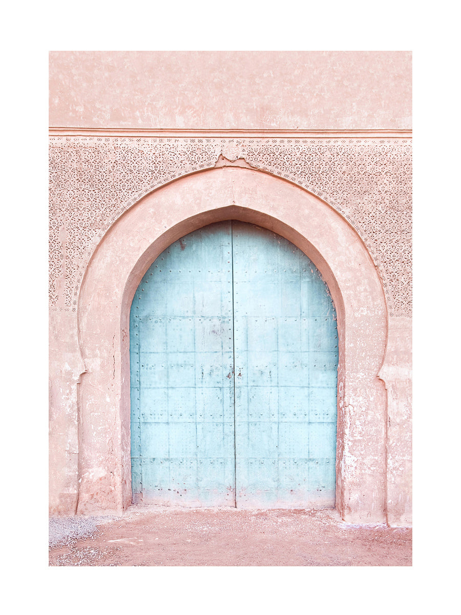 Fotografie eines blauen Tores mit rosa Bogen und Wand mit Mustern.