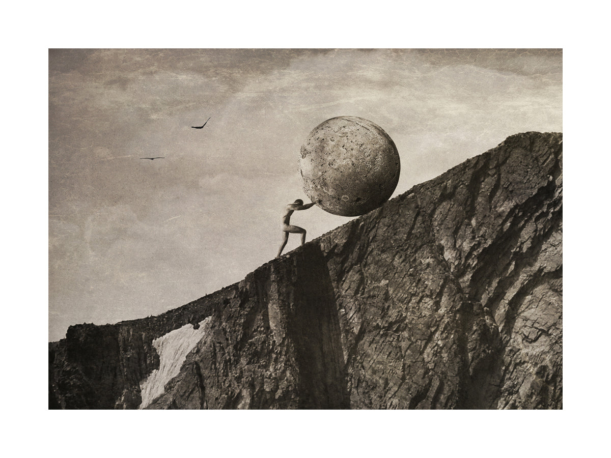 Sisyphos schiebt einen Felsen einen steilen Berg hinauf, monochrome Darstellung.
