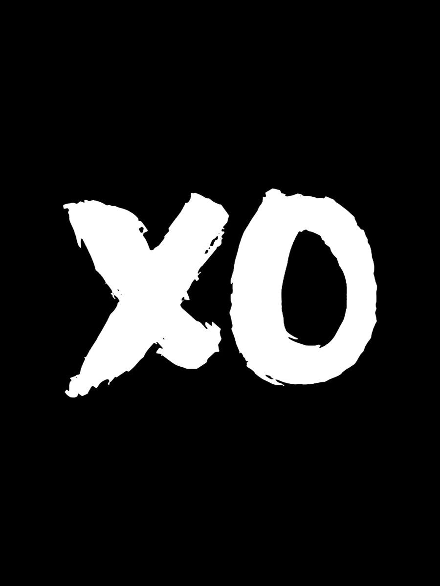 Typografieposter mit weißem "XO" auf schwarzem Hintergrund.