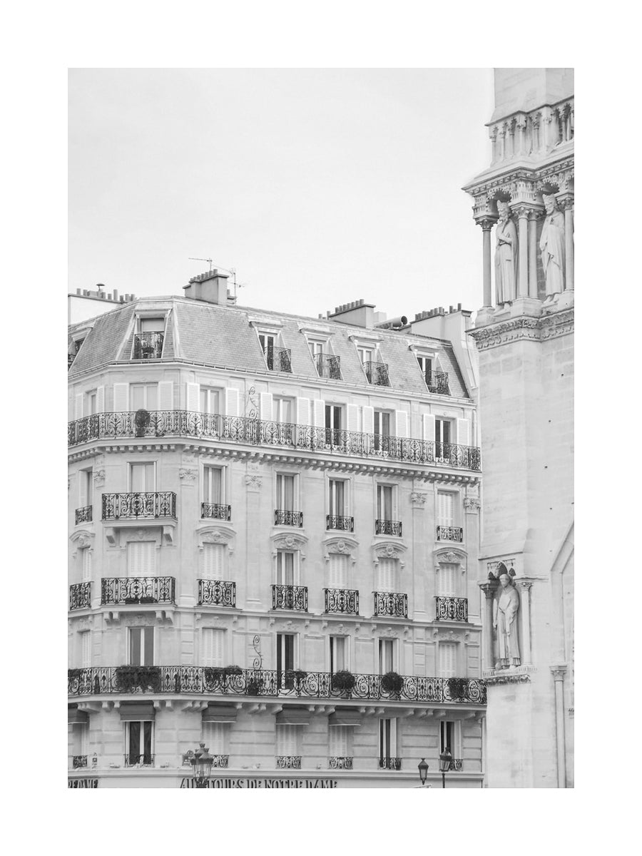 Schwarz-weiß-Fotografie eines Pariser Gebäudes mit einer Statue an der Fassade.