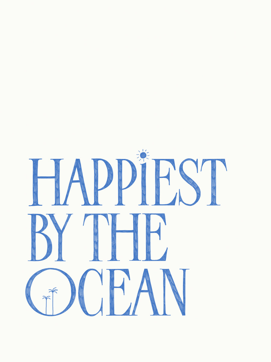 Typografie-Poster mit dem Text "Happiest by the Ocean" in Blau auf weißem Hintergrund.
