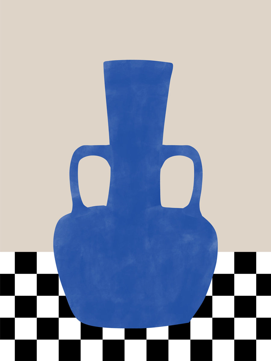Illustration einer blauen Vase auf einem schwarz-weiß karierten Tisch vor einem beigefarbenen Hintergrund.