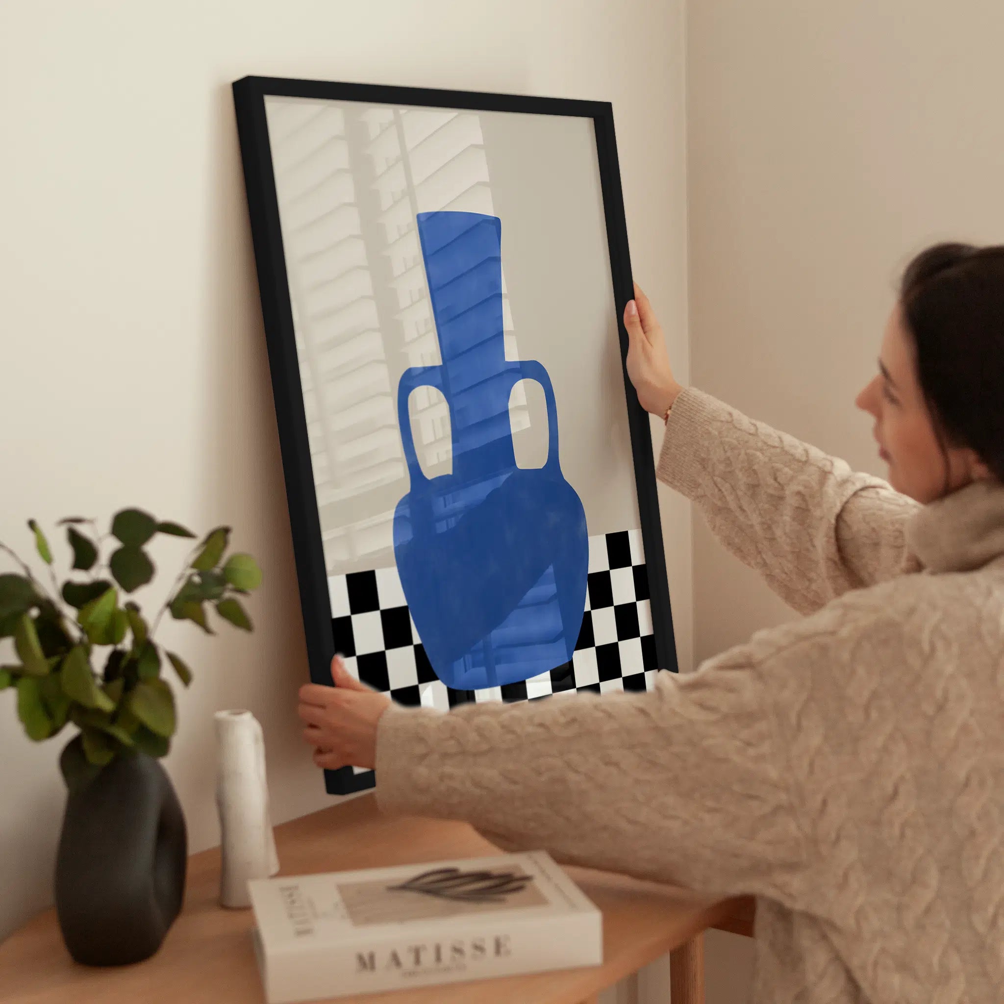 Indigo Vase wird aufgehängt