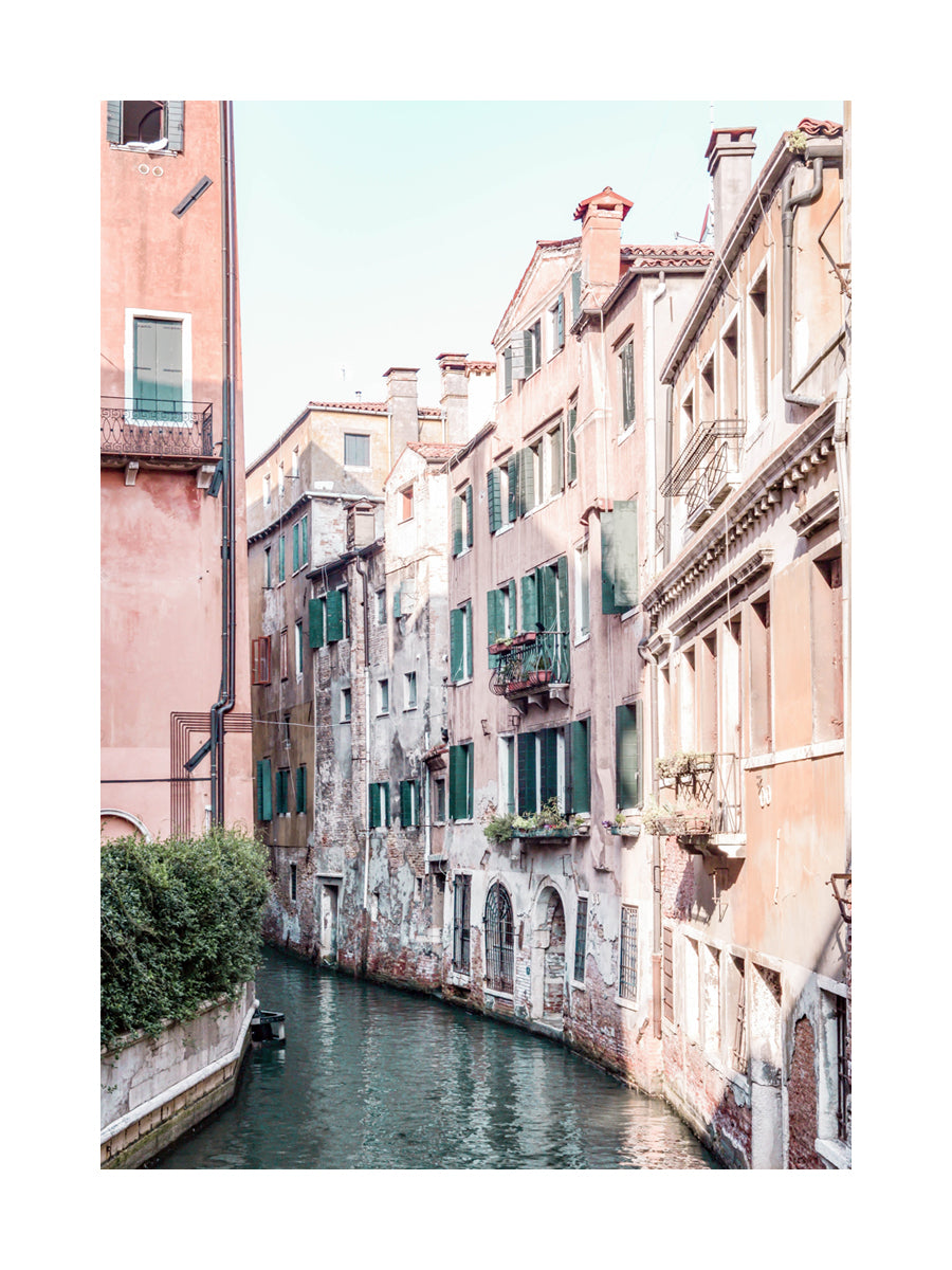 Fotografie eines Kanals in Venedig mit rosa Gebäuden und grünen Fensterläden.