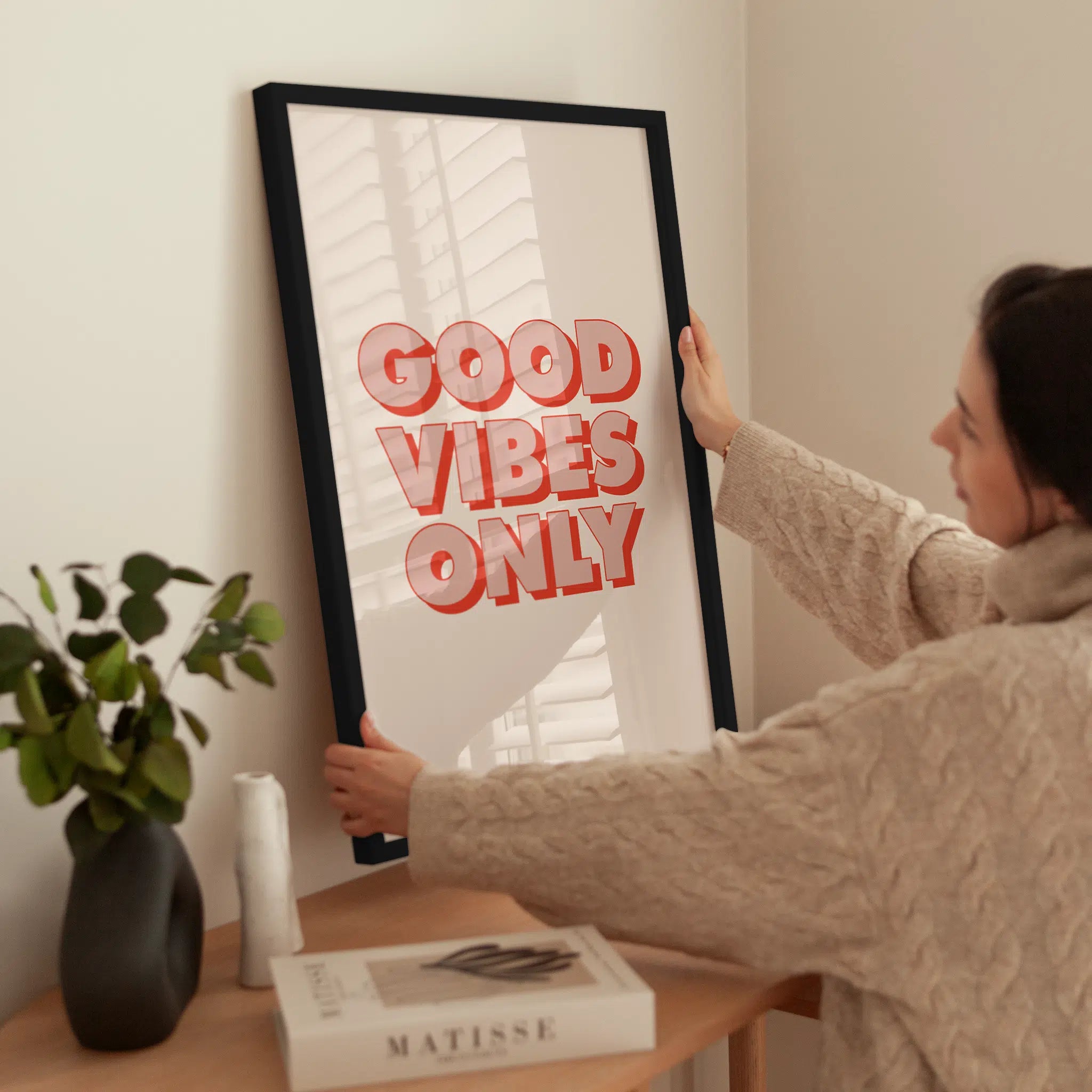 Good Vibes Only wird aufgehängt
