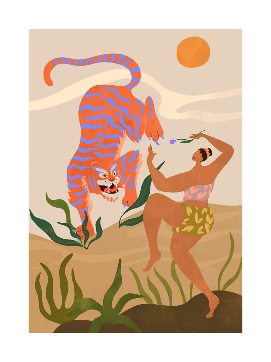 Ein orangefarbener Tiger mit blauen Streifen springt auf eine Frau in bunter Kleidung zu, in einer natürlichen Umgebung mit Pflanzen und einer orangefarbenen Sonne.
