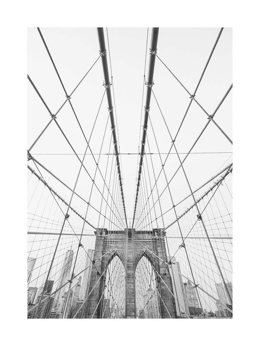 Schwarzweiß-Fotografie der Brooklyn Bridge mit Blick auf die Brücke und die Skyline.