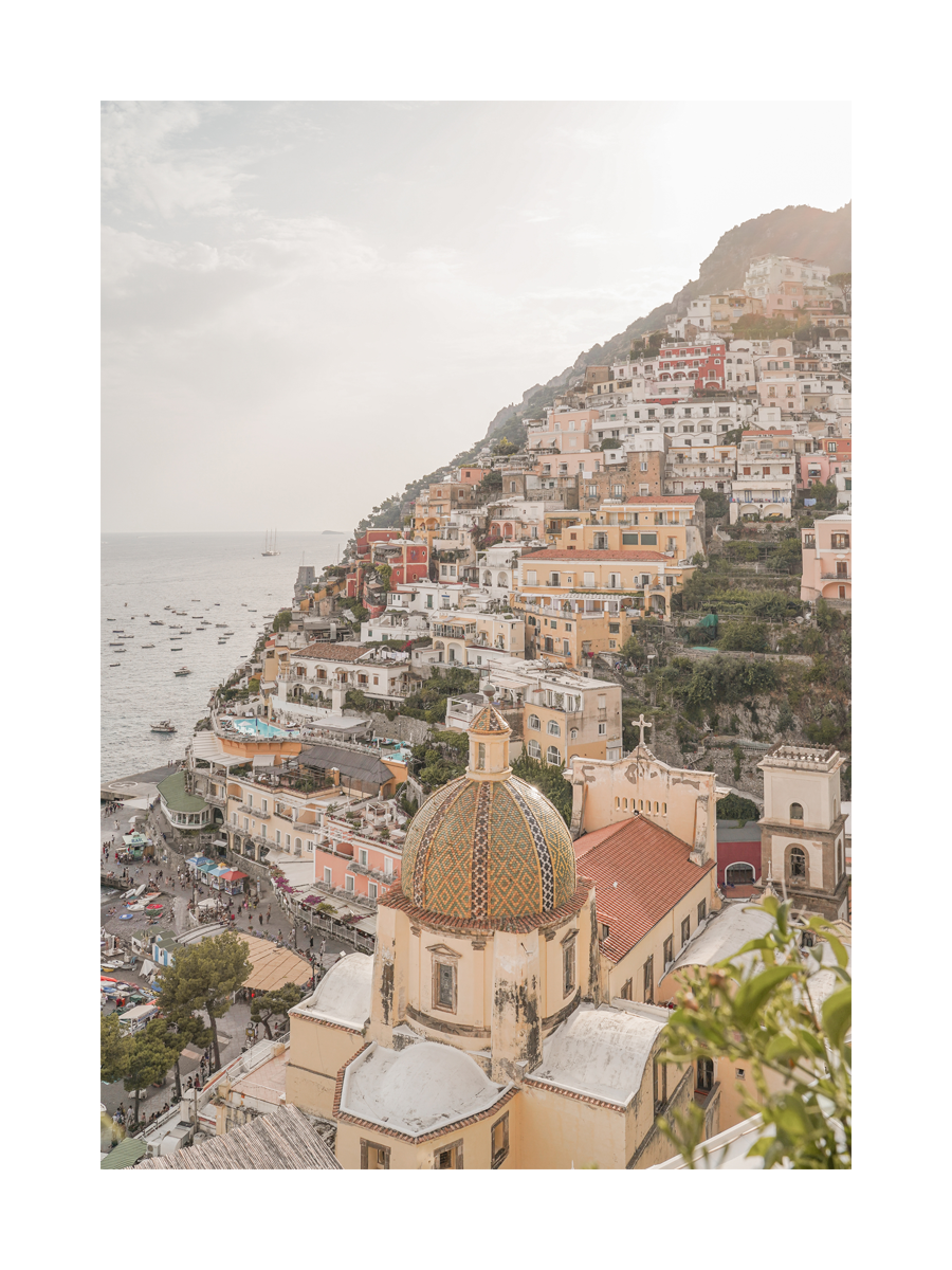 Fotografie von Positano mit Blick auf das Meer und die Berge im Hintergrund.