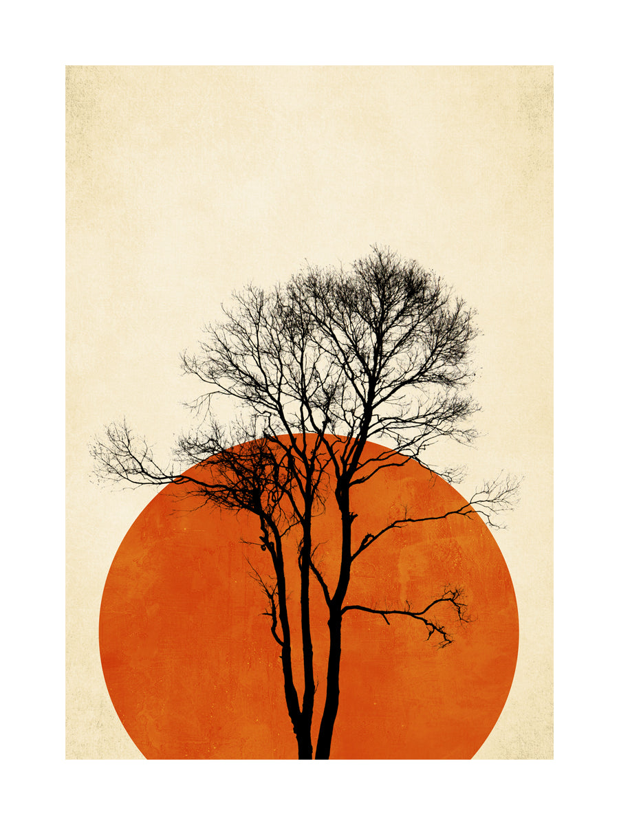 Ein schwarzer Baum vor einer orangefarbenen Sonne auf beigem Hintergrund.