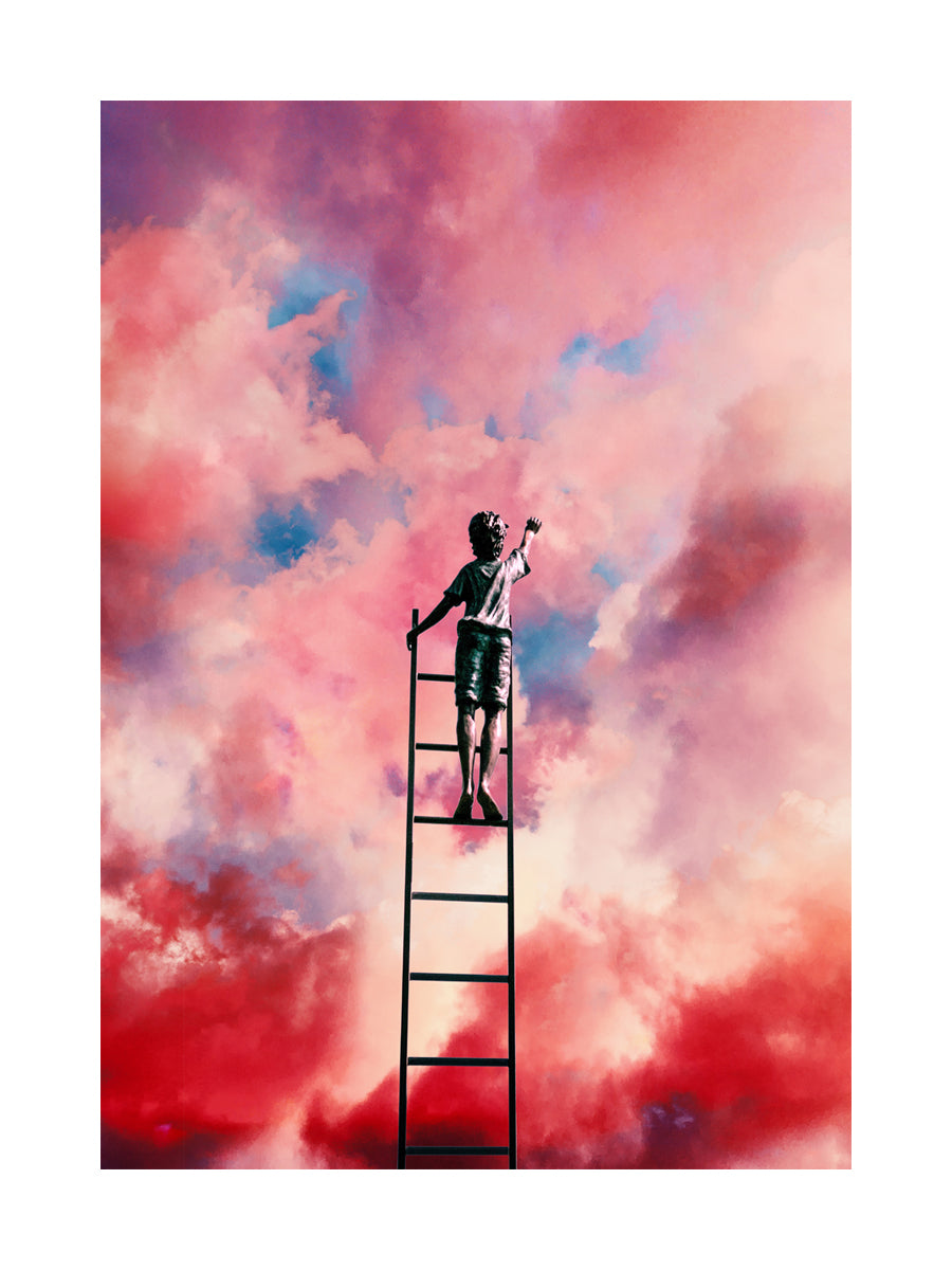 Ein kleiner Junge auf einer Leiter, der den Himmel berührt, vor einem rosa-blauen Himmel.