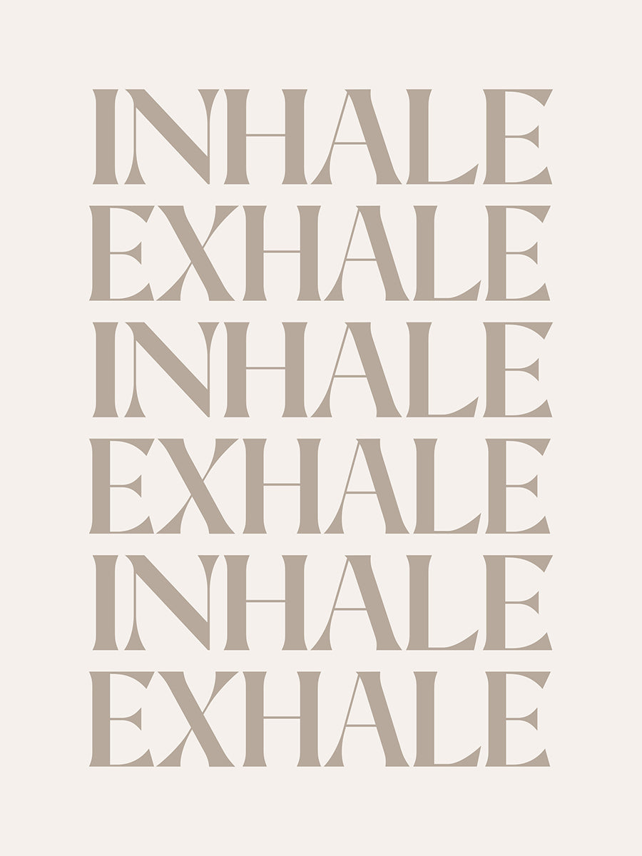 Grafische Typografie mit der Botschaft "Inhale exhale" in beigen Großbuchstaben auf einem hellbeigen Hintergrund.