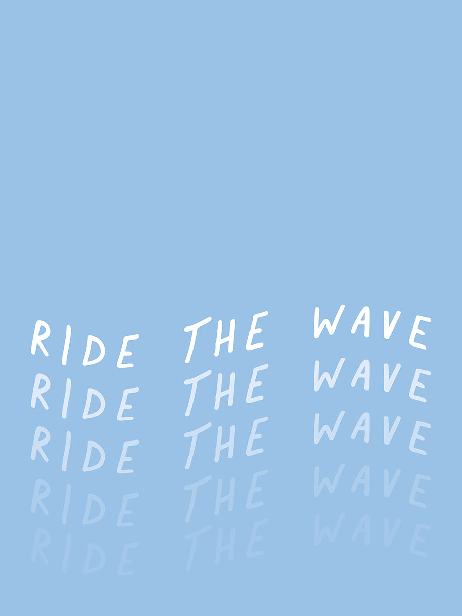 Blaues Poster mit dem Zitat "Ride the Wave" in Weiß, das sich im Wasser spiegelt.
