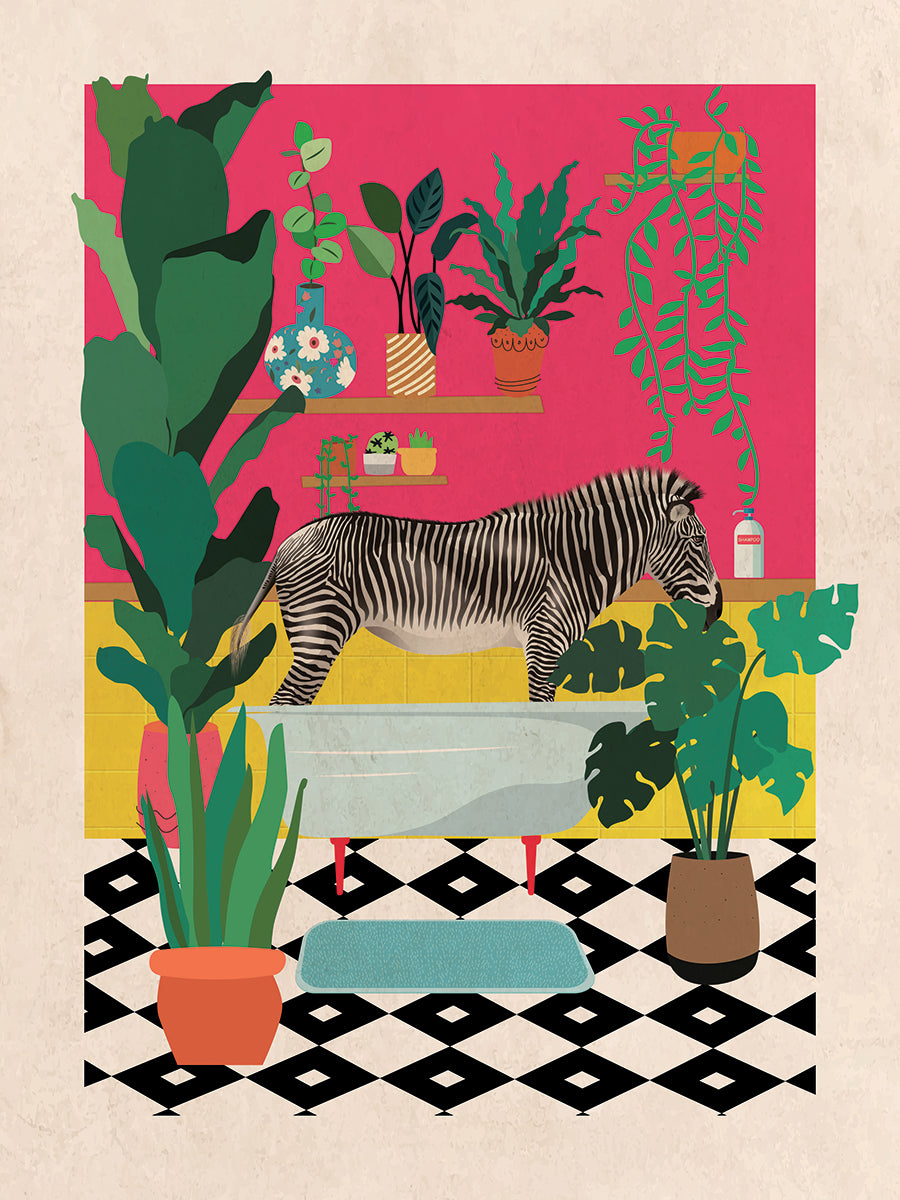 Ein Zebra steht in einer Badewanne in einem Badezimmer voller Pflanzen vor einer pinken Wand.
