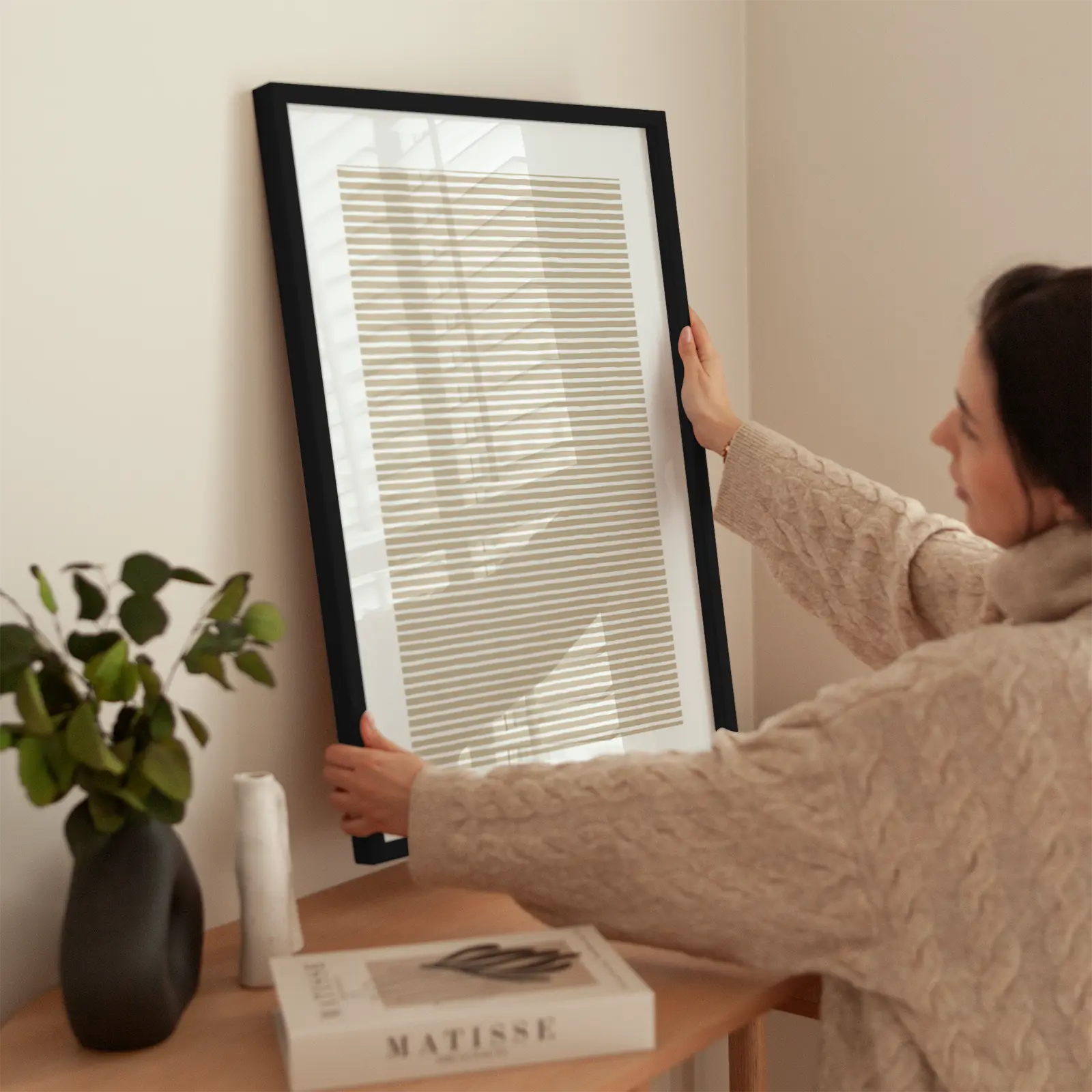 The Beige Stripes wird aufgehängt