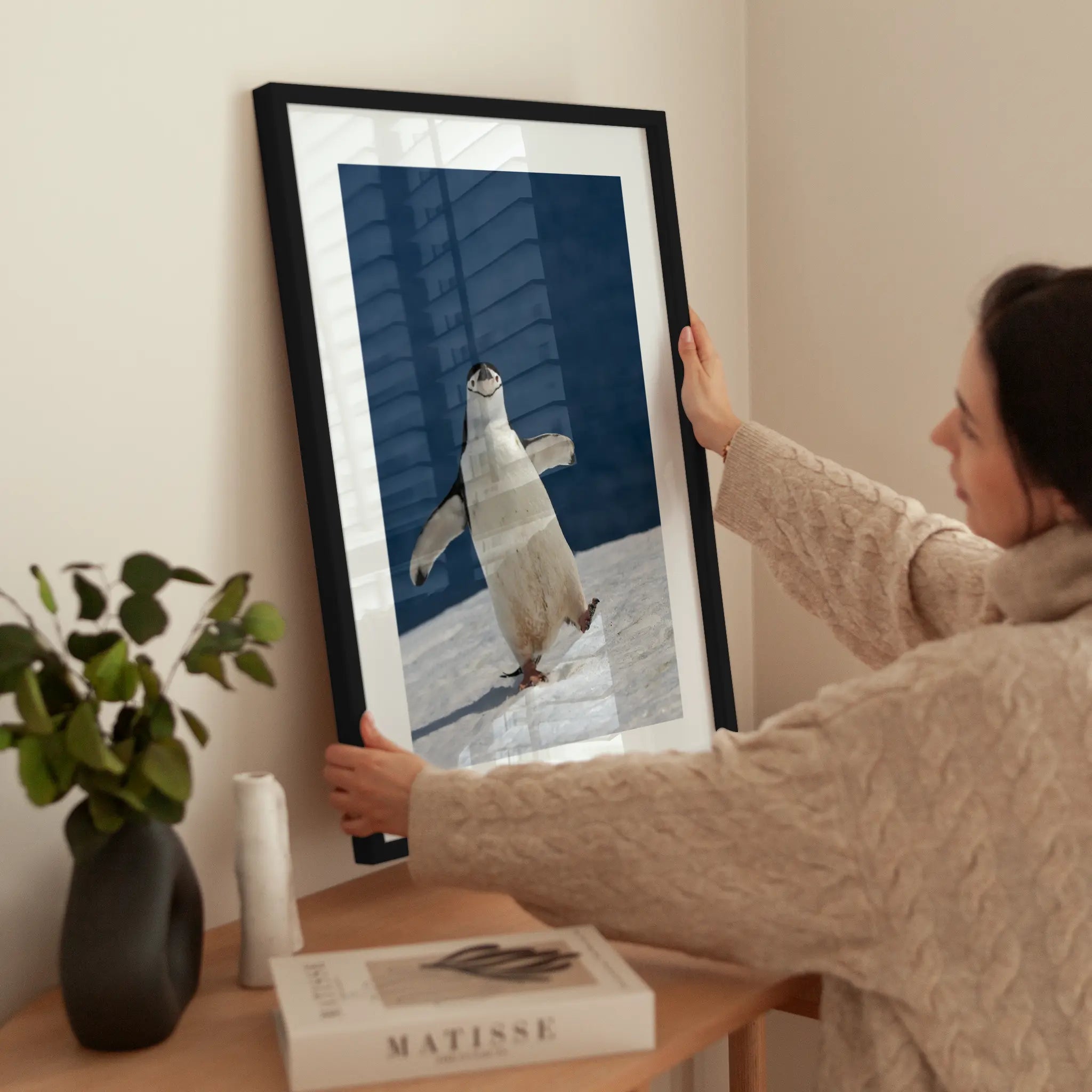 Happy Penguin wird aufgehängt