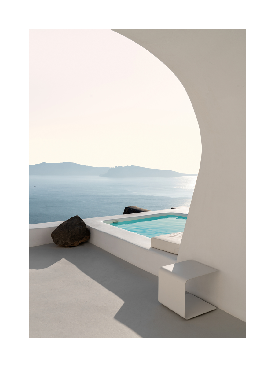 Fotografie eines Pools mit Blick auf das Meer in Santorini.