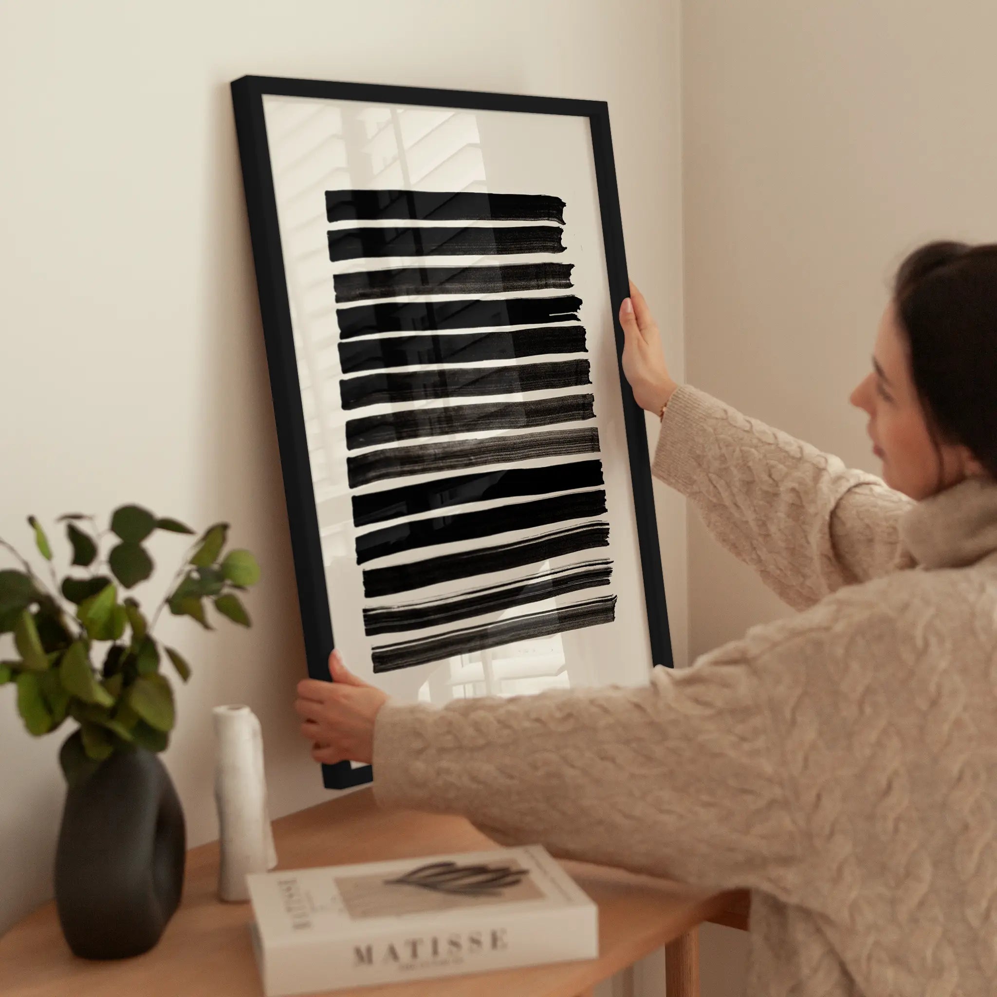 Black Graphic Stripes wird aufgehängt