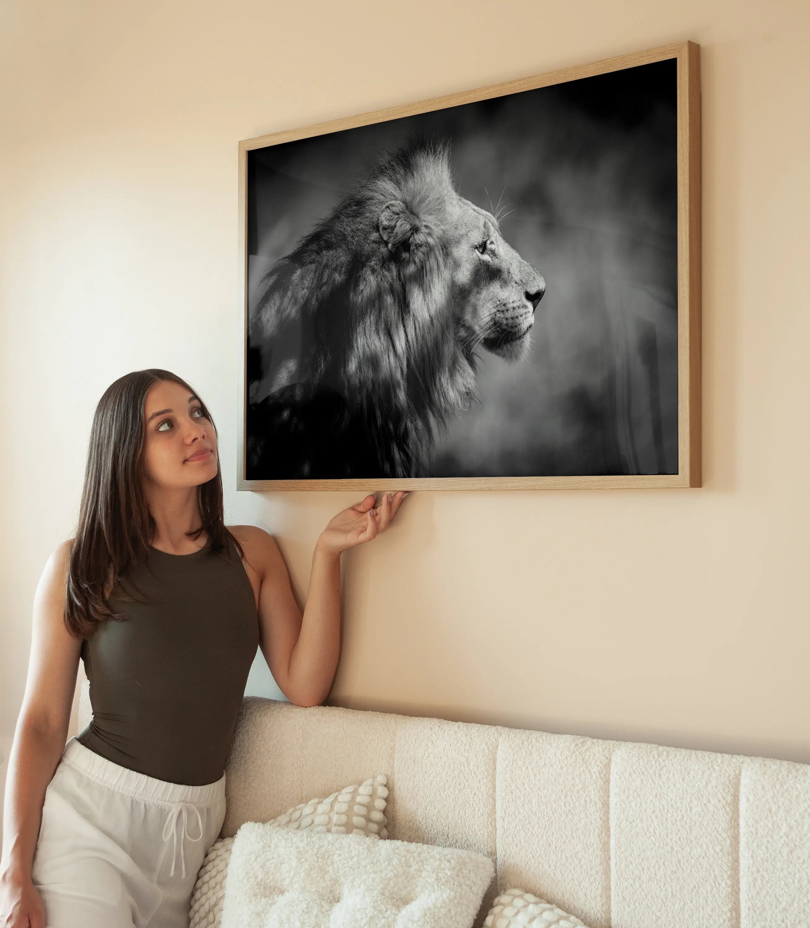 Attentive Lion wird aufgehängt