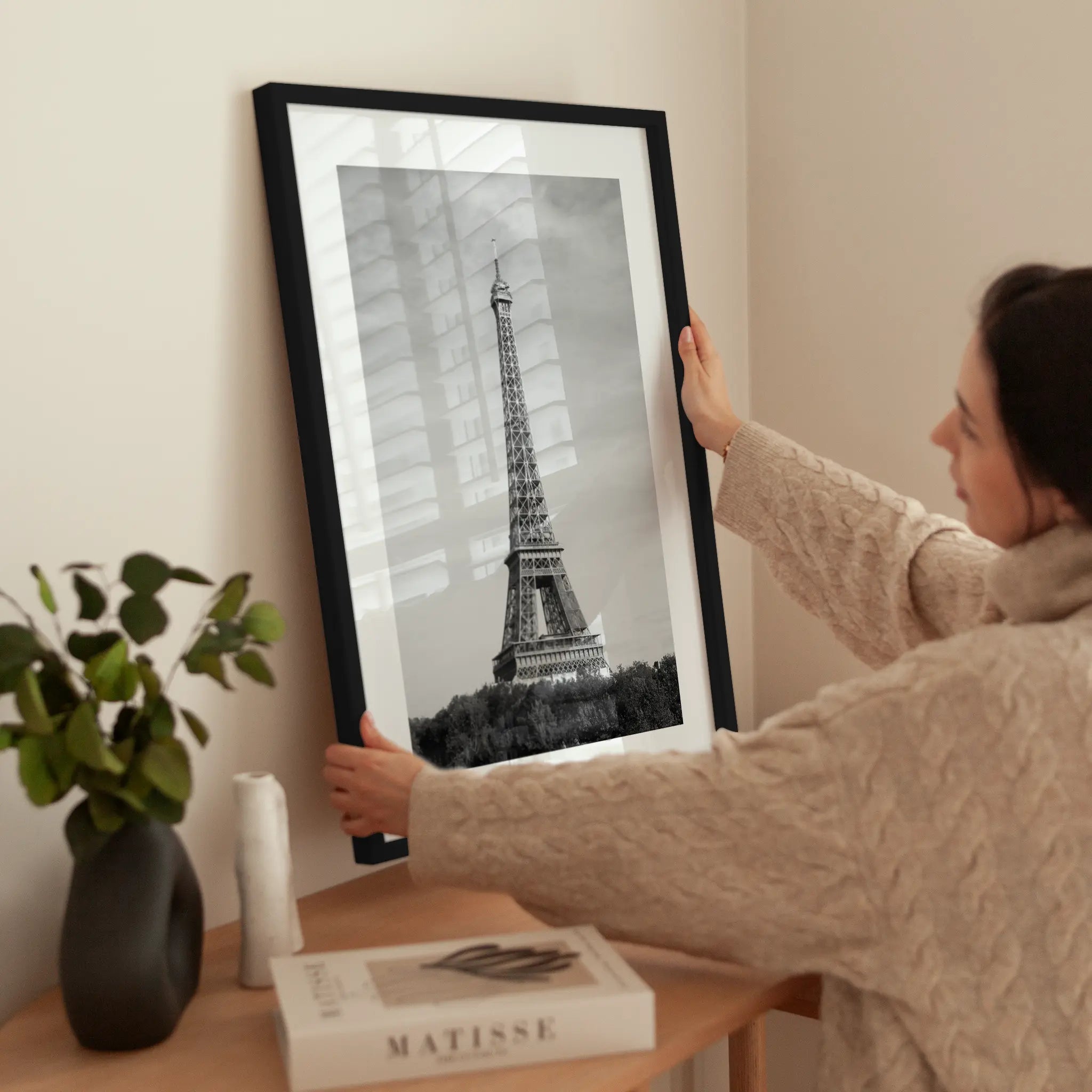 Eiffel Tower wird aufgehängt