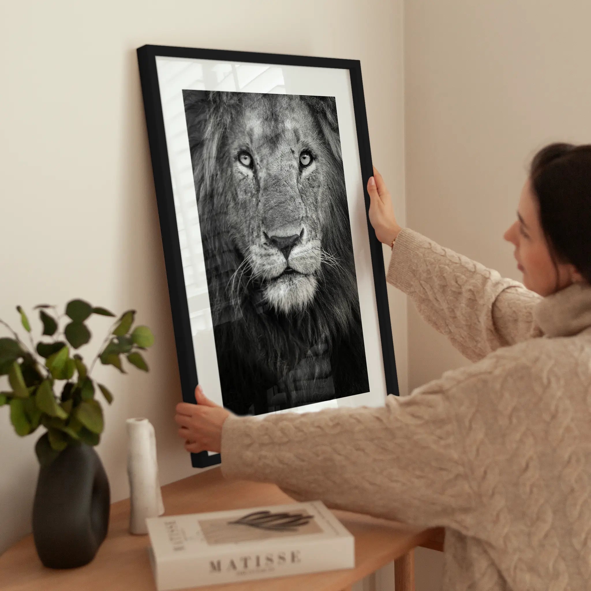 Lion Portait wird aufgehängt