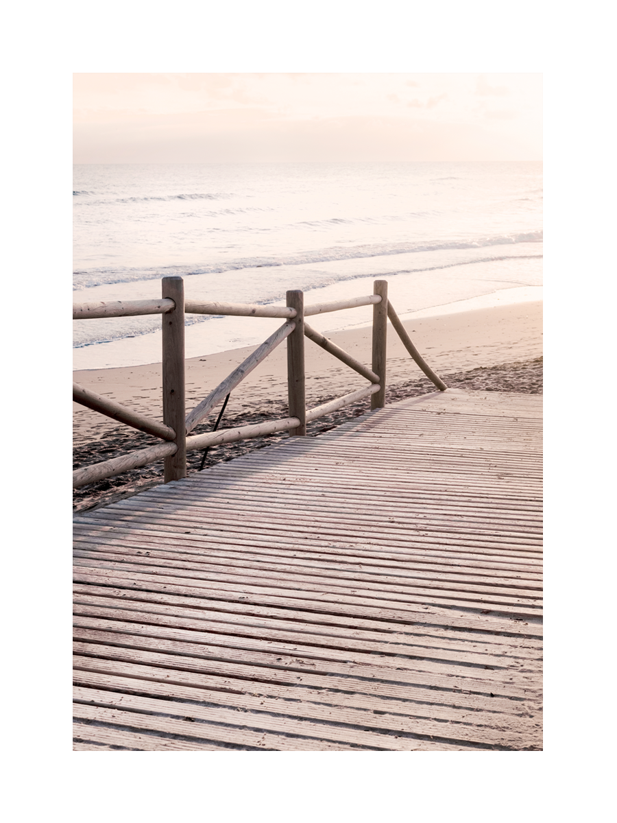 Fotografie eines Holzstegs, der zu einem Strand führt.