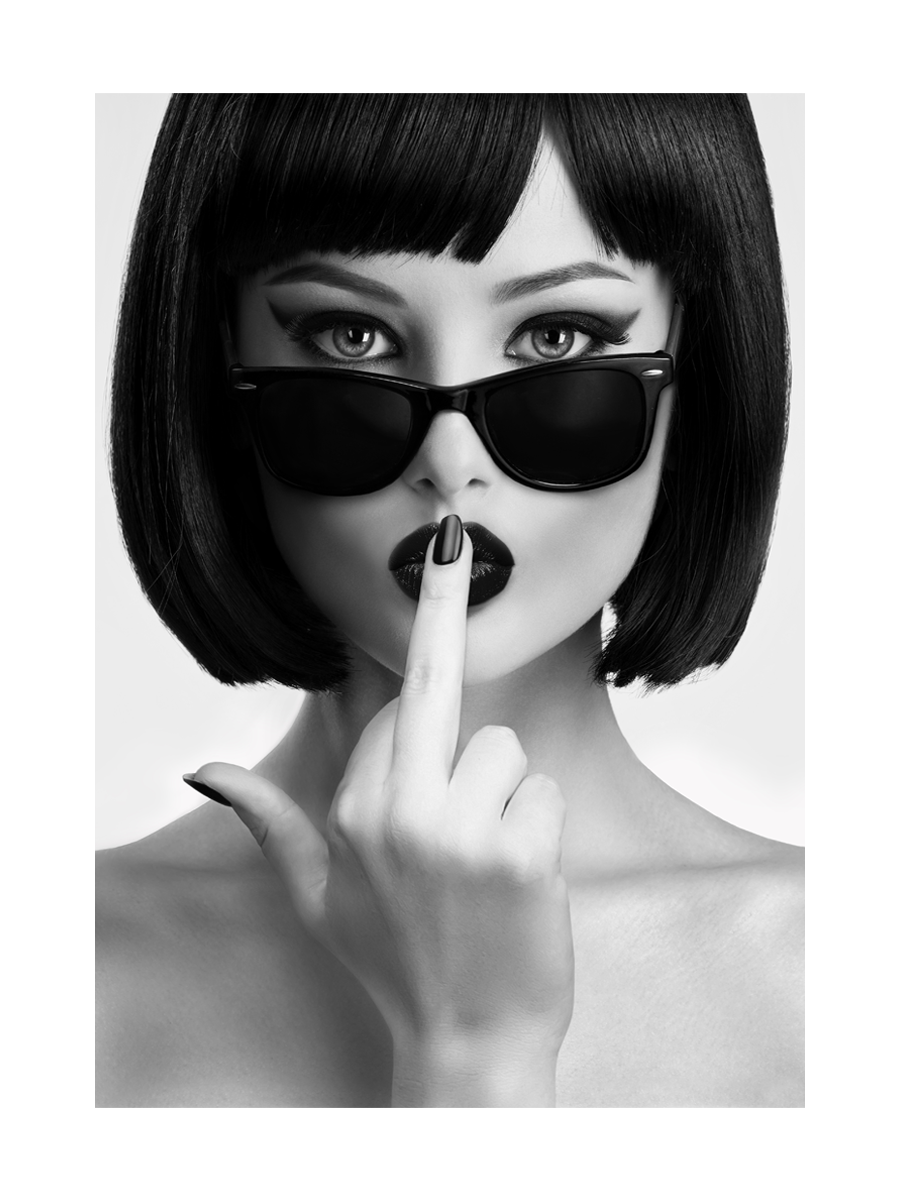 Schwarz-Weiß-Poster einer Frau mit Sonnenbrille und Bob-Haarschnitt, die den Finger vor den Mund hält.