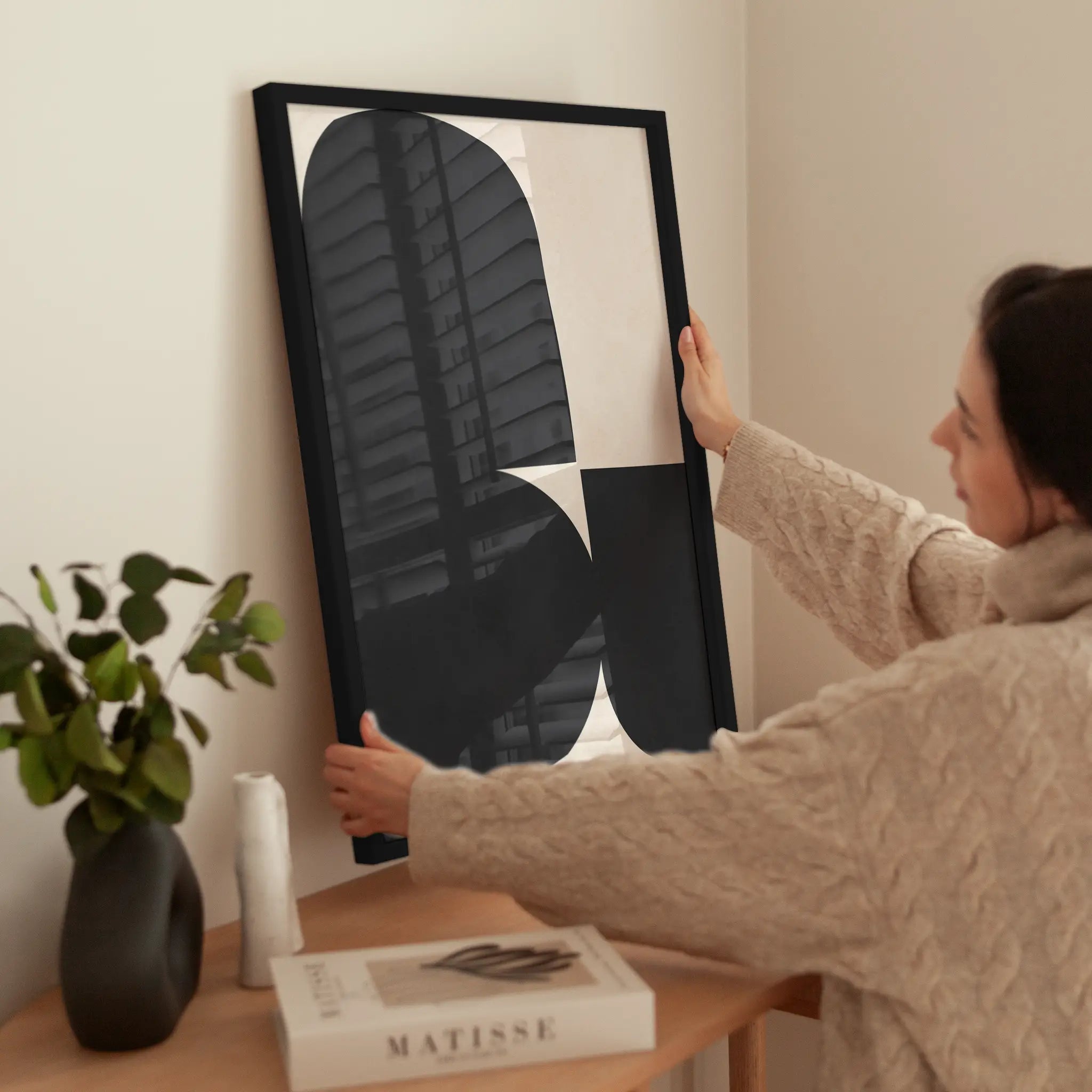 Abstract Black Shapes wird aufgehängt