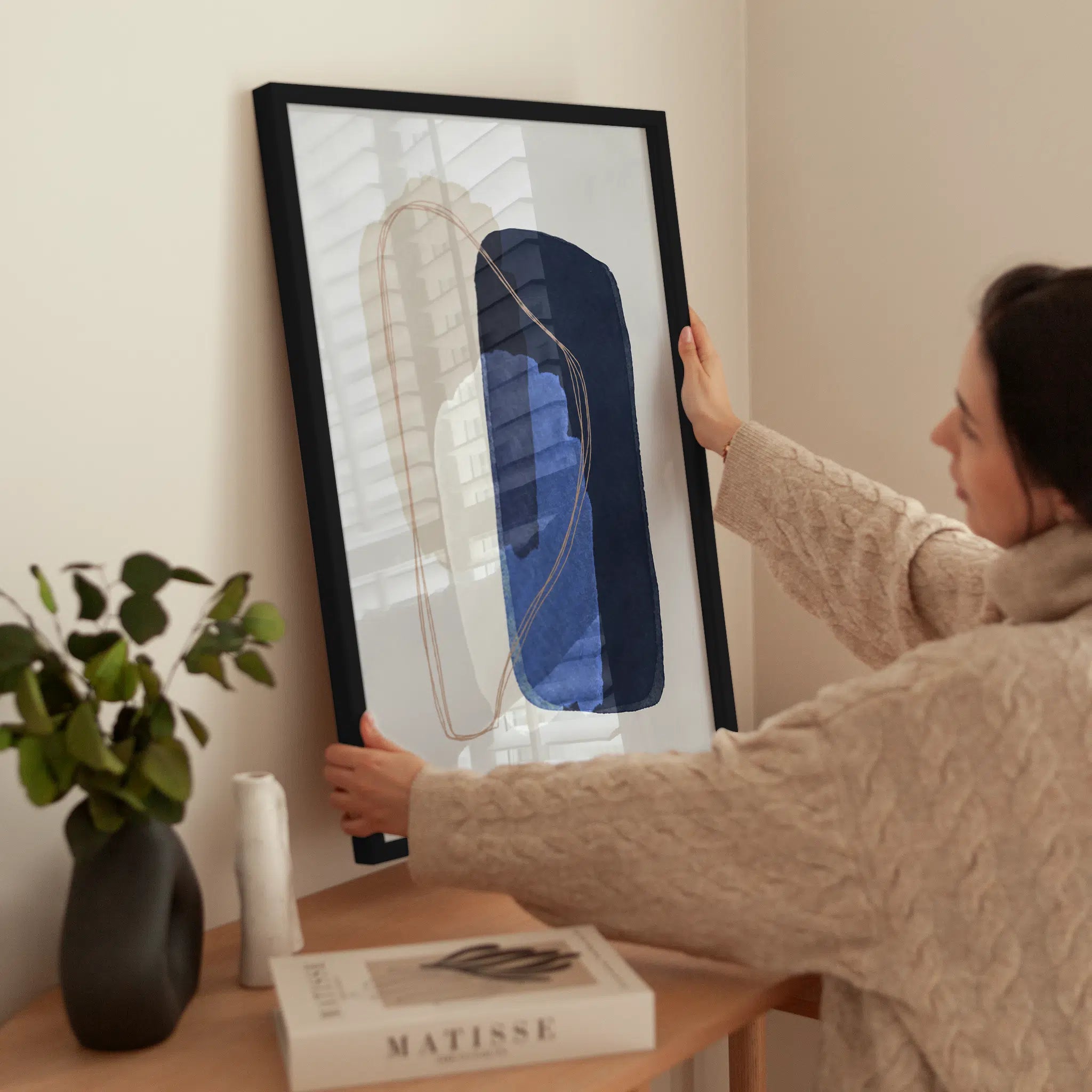 Abstract Blue wird aufgehängt
