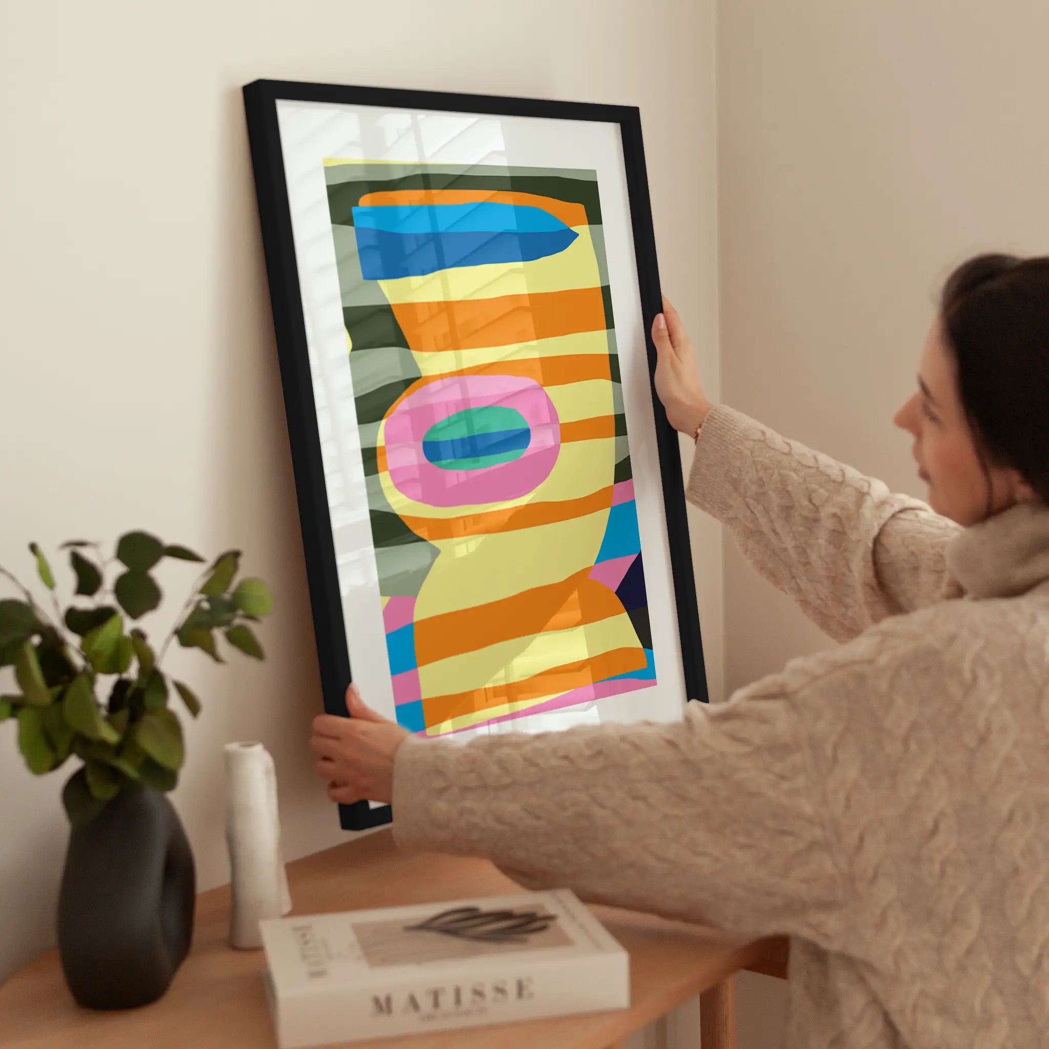 Abstract Colorful Stripes wird aufgehängt