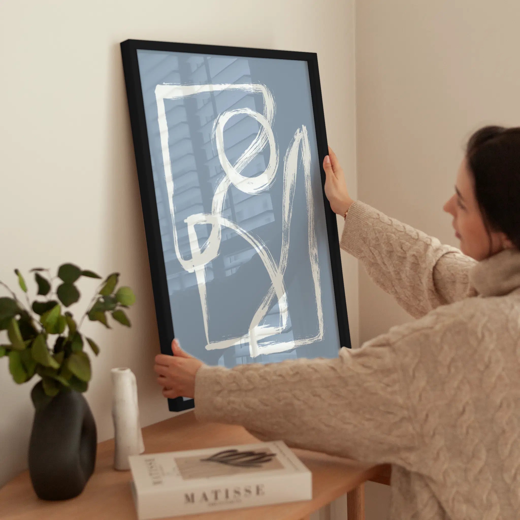 Abstract Figure in Blue wird aufgehängt