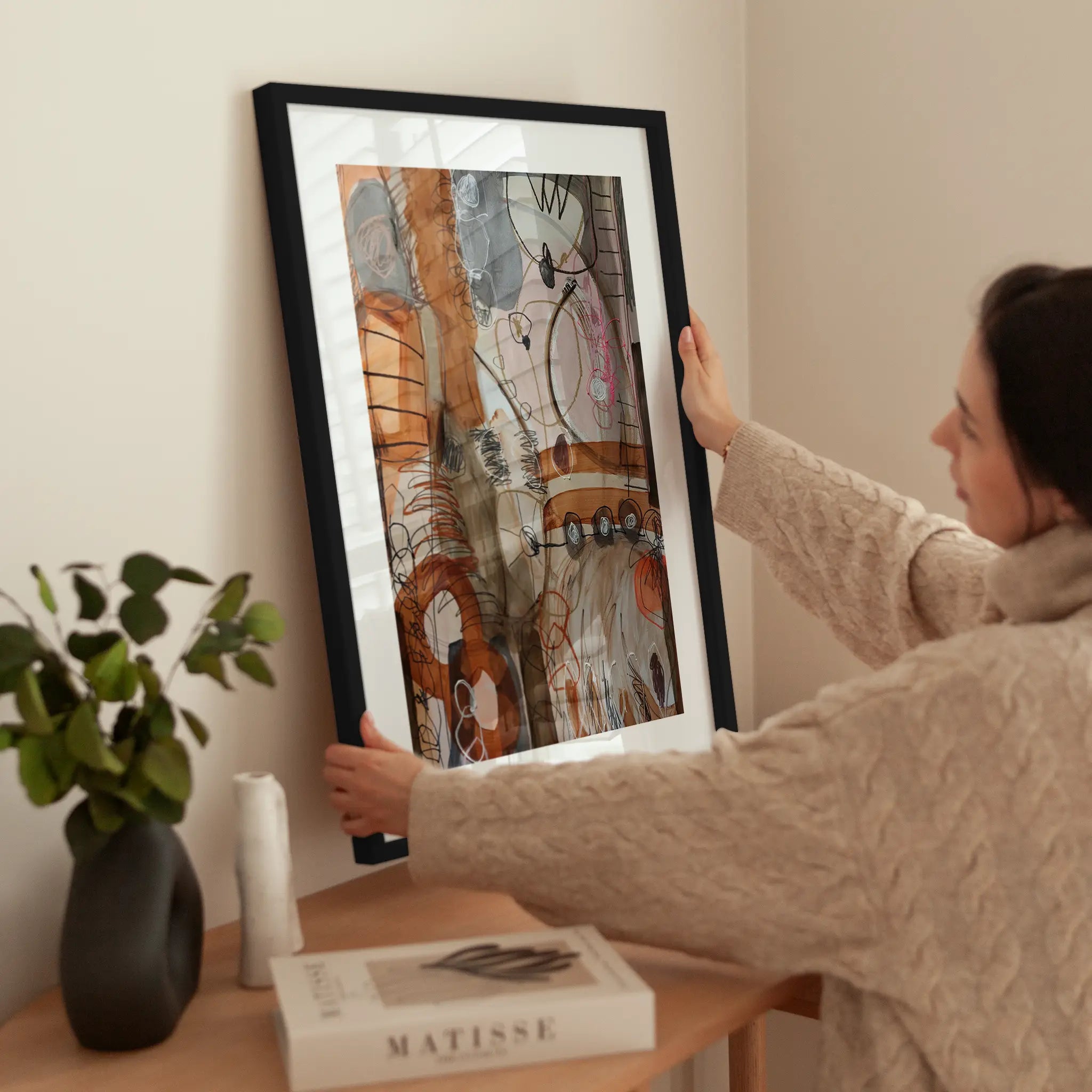 Abstract Painting in Brown wird aufgehängt