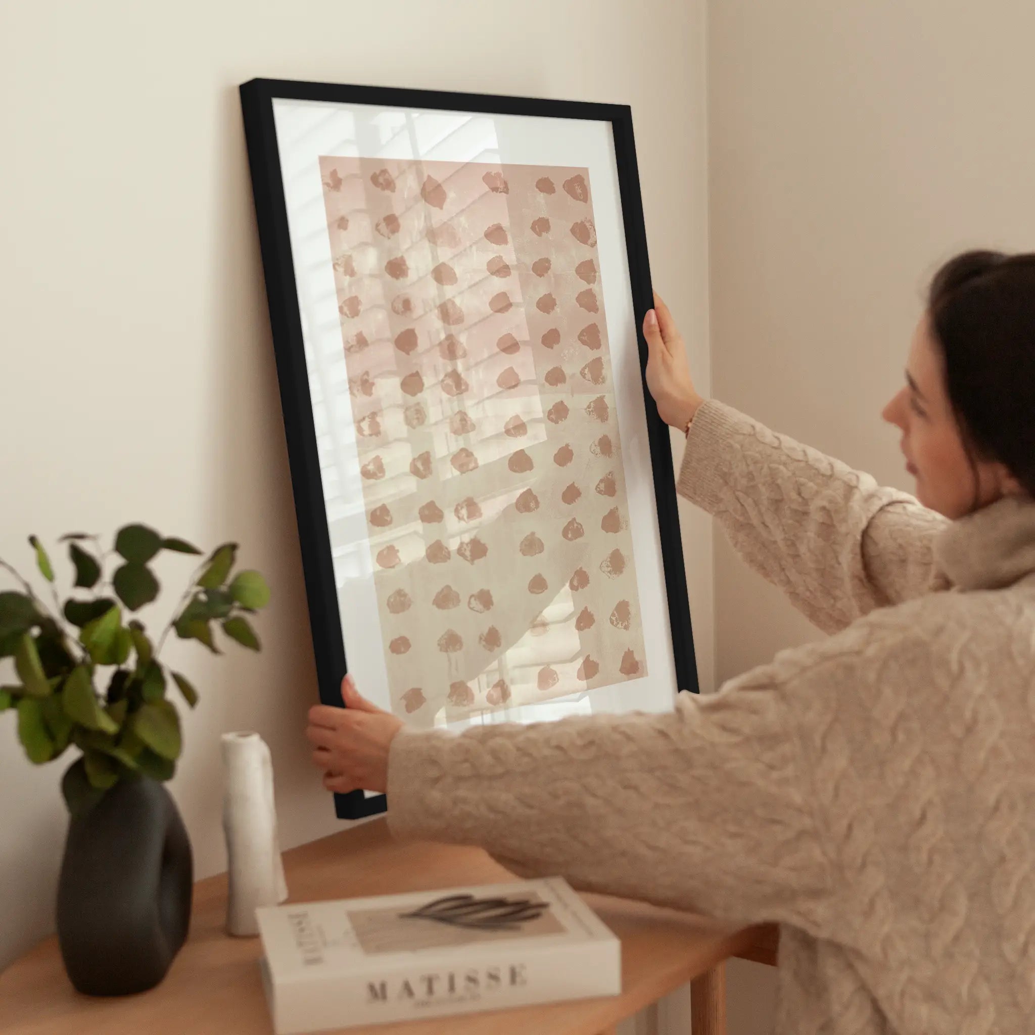 Abstract Pink Dots wird aufgehängt
