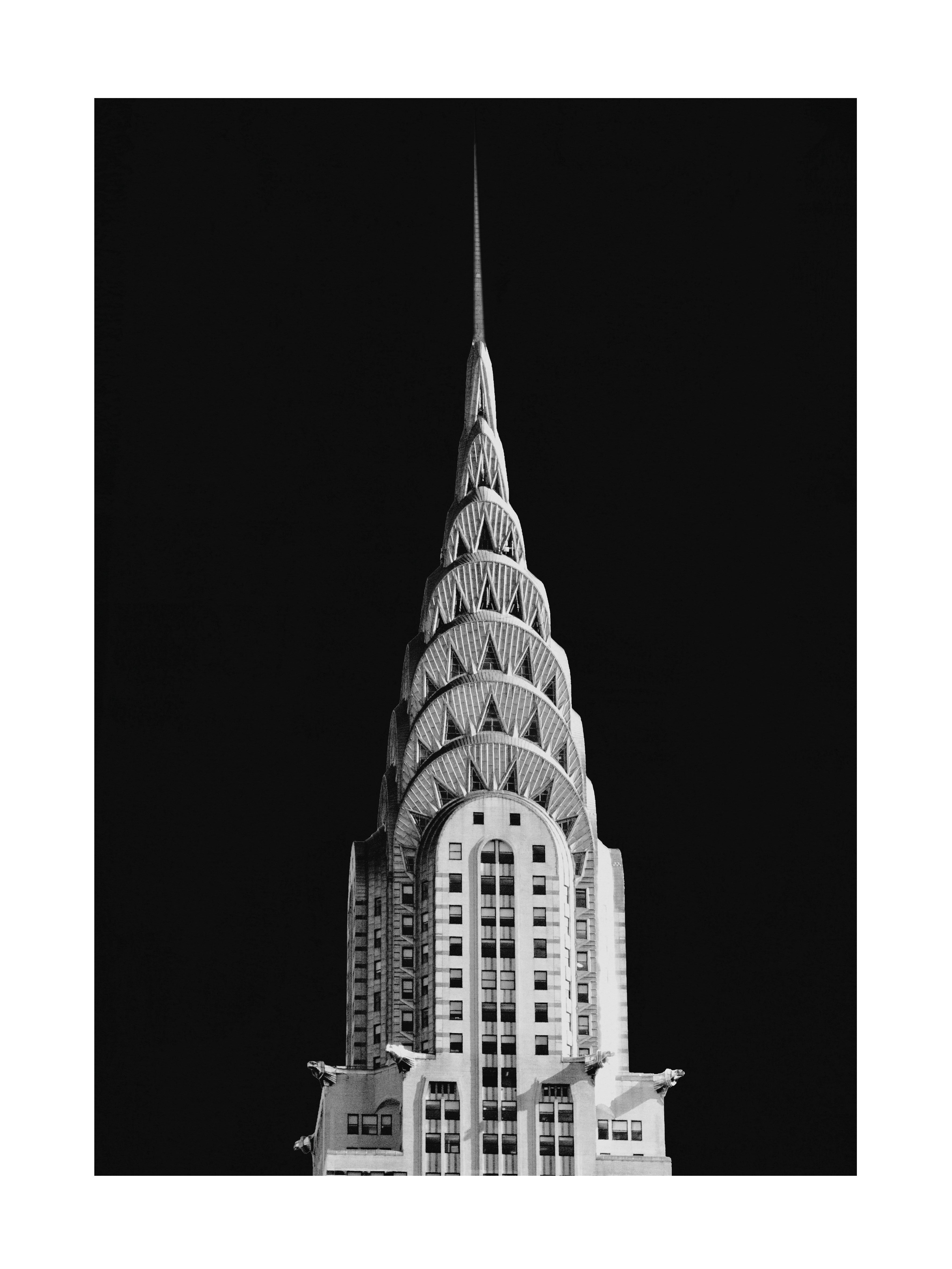 Schwarzweiß-Fotografie des Chrysler Buildings in New York.