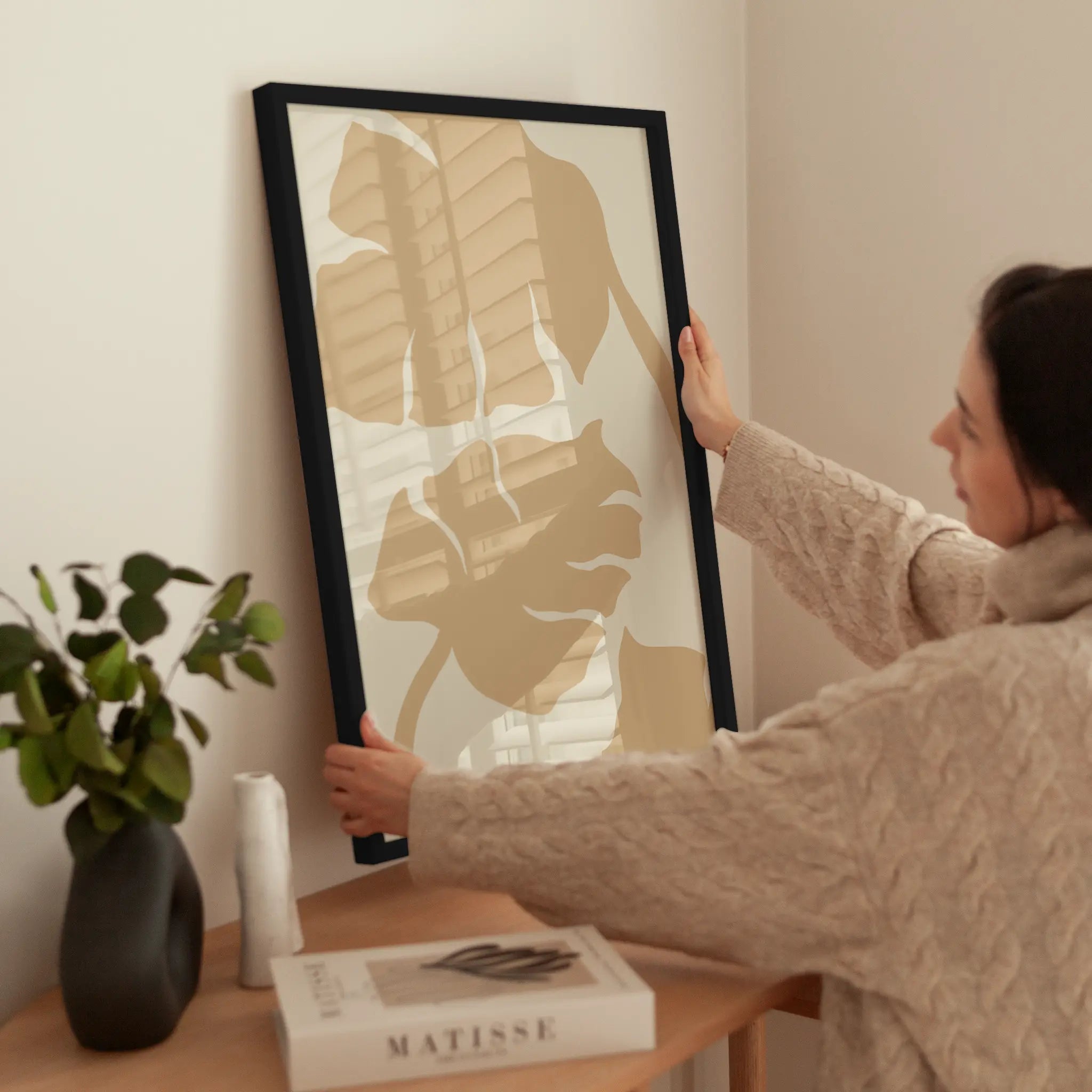 Beige Botanical wird aufgehängt
