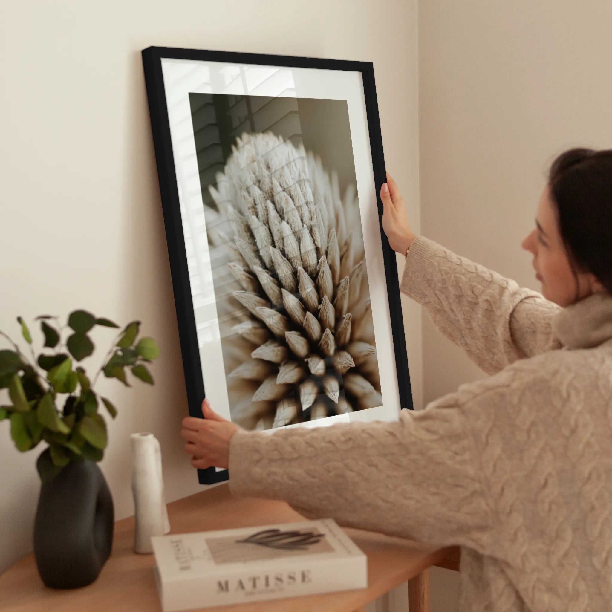 Beige Botanical Close Up wird aufgehängt