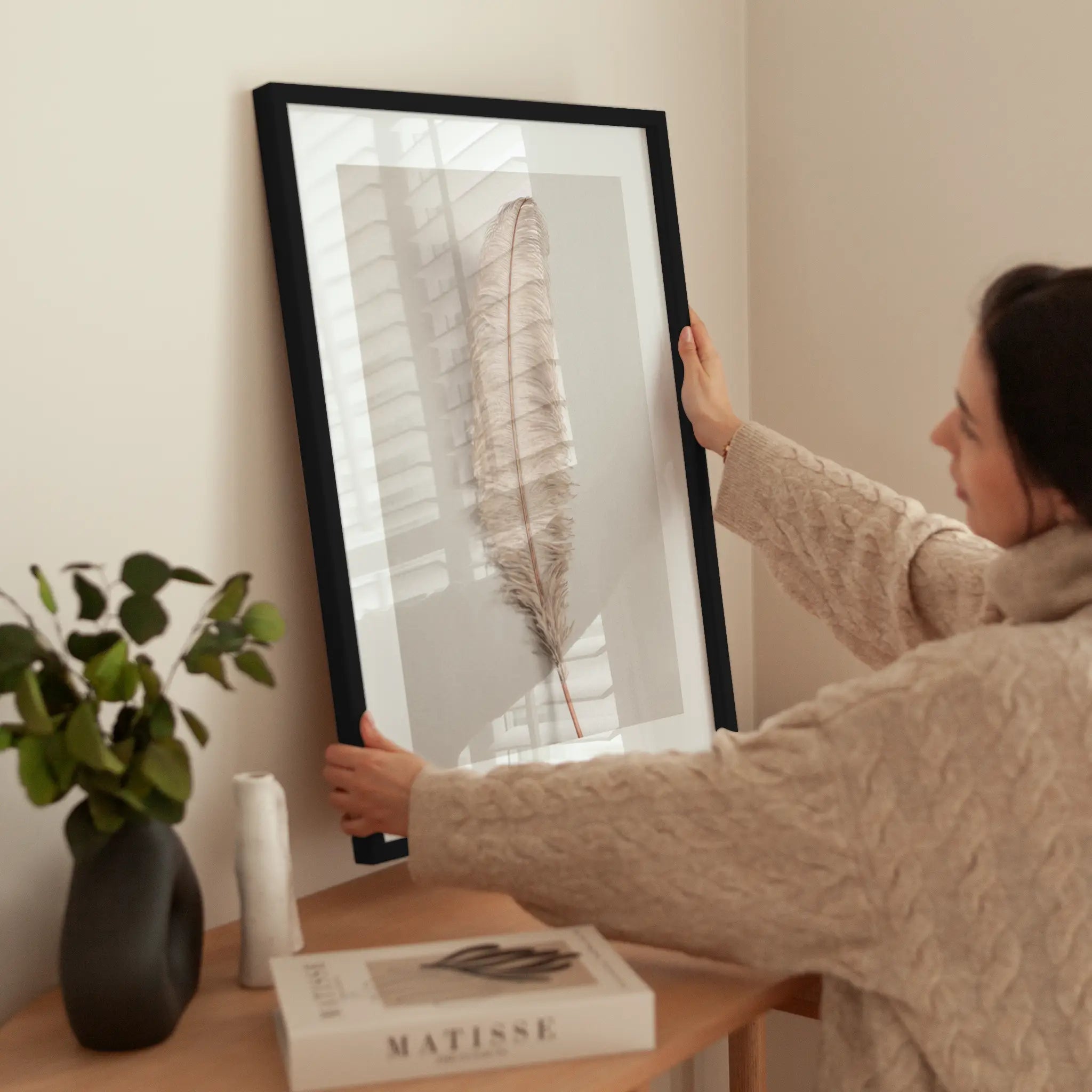Beige Feather wird aufgehängt