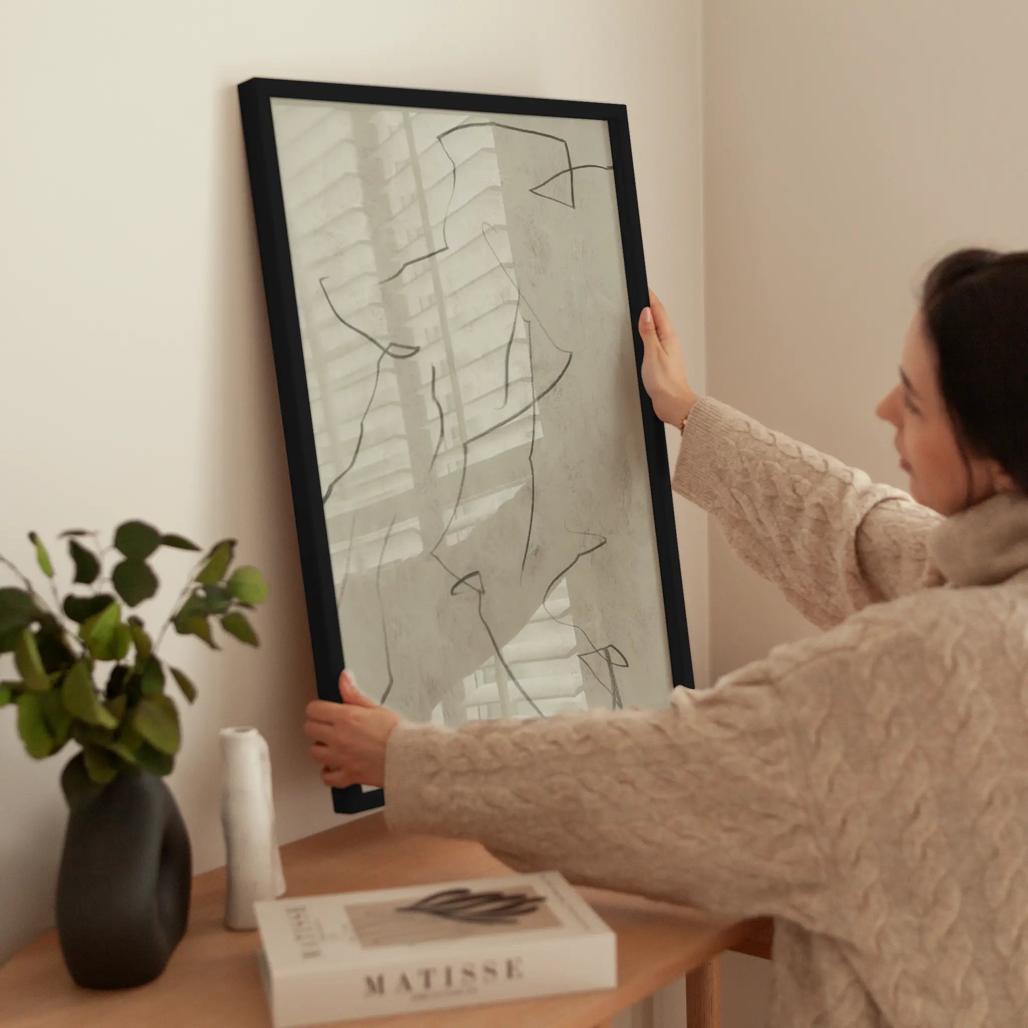 Beige Line Art wird aufgehängt