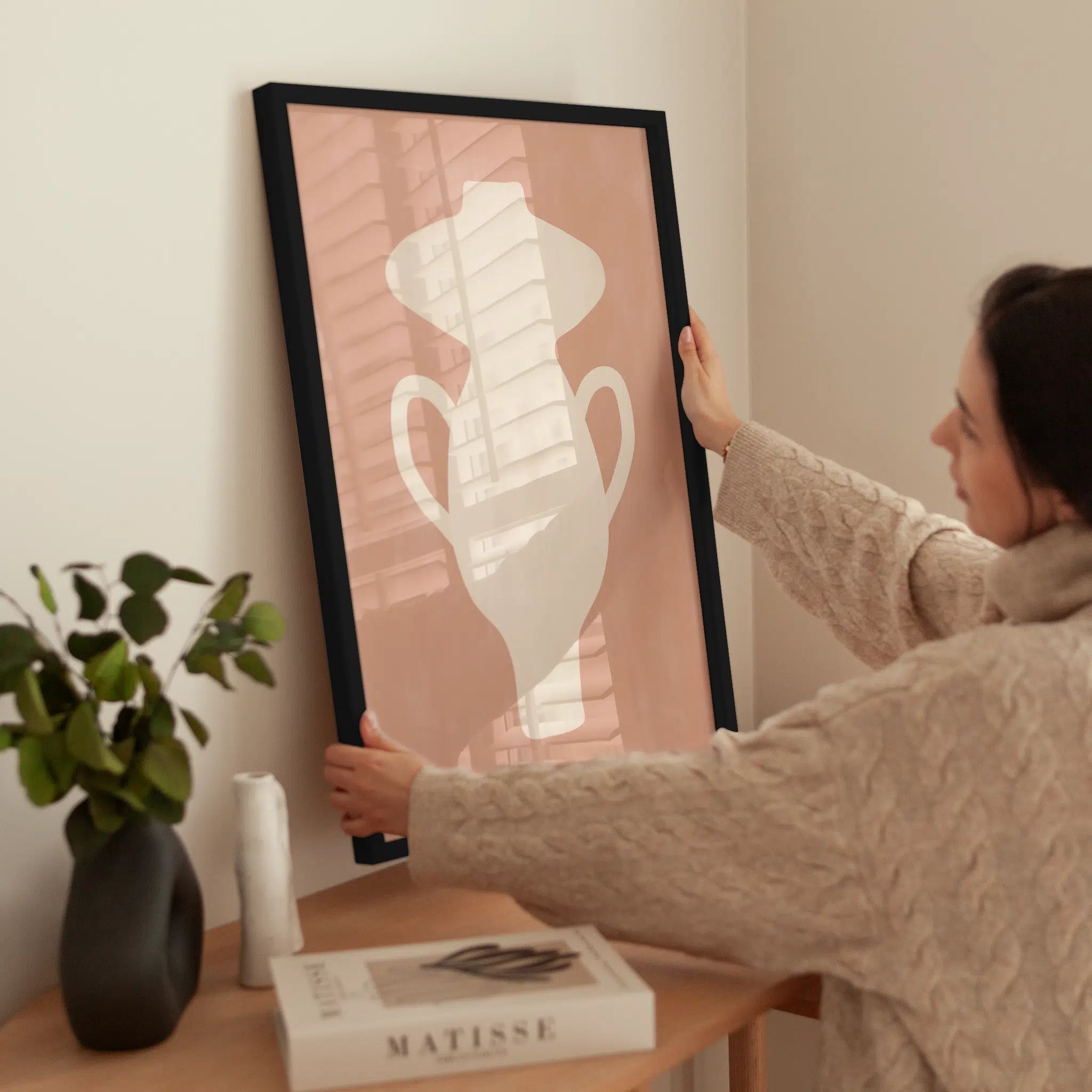 Beige Vase wird aufgehängt