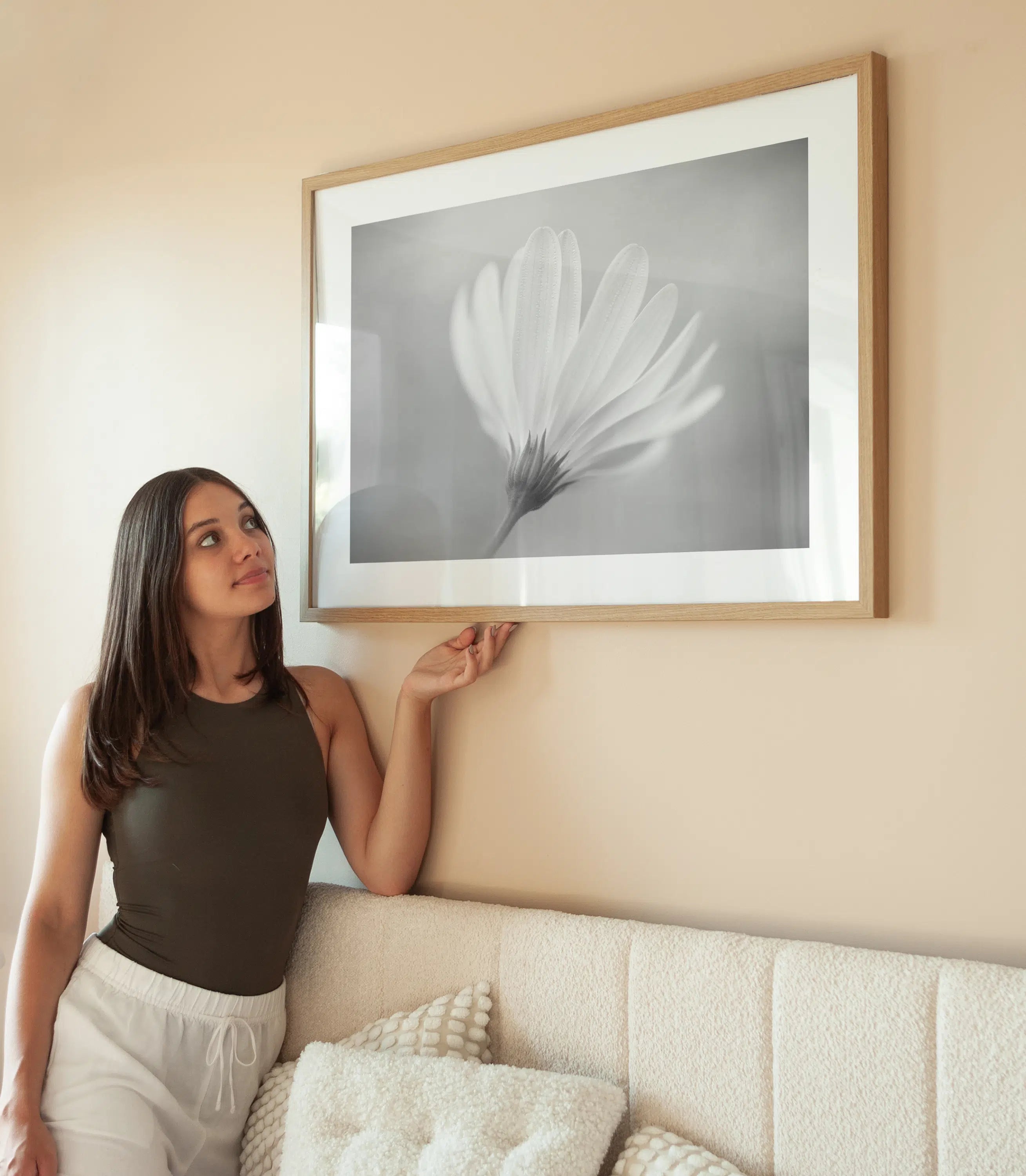 Black and White Flower wird aufgehängt