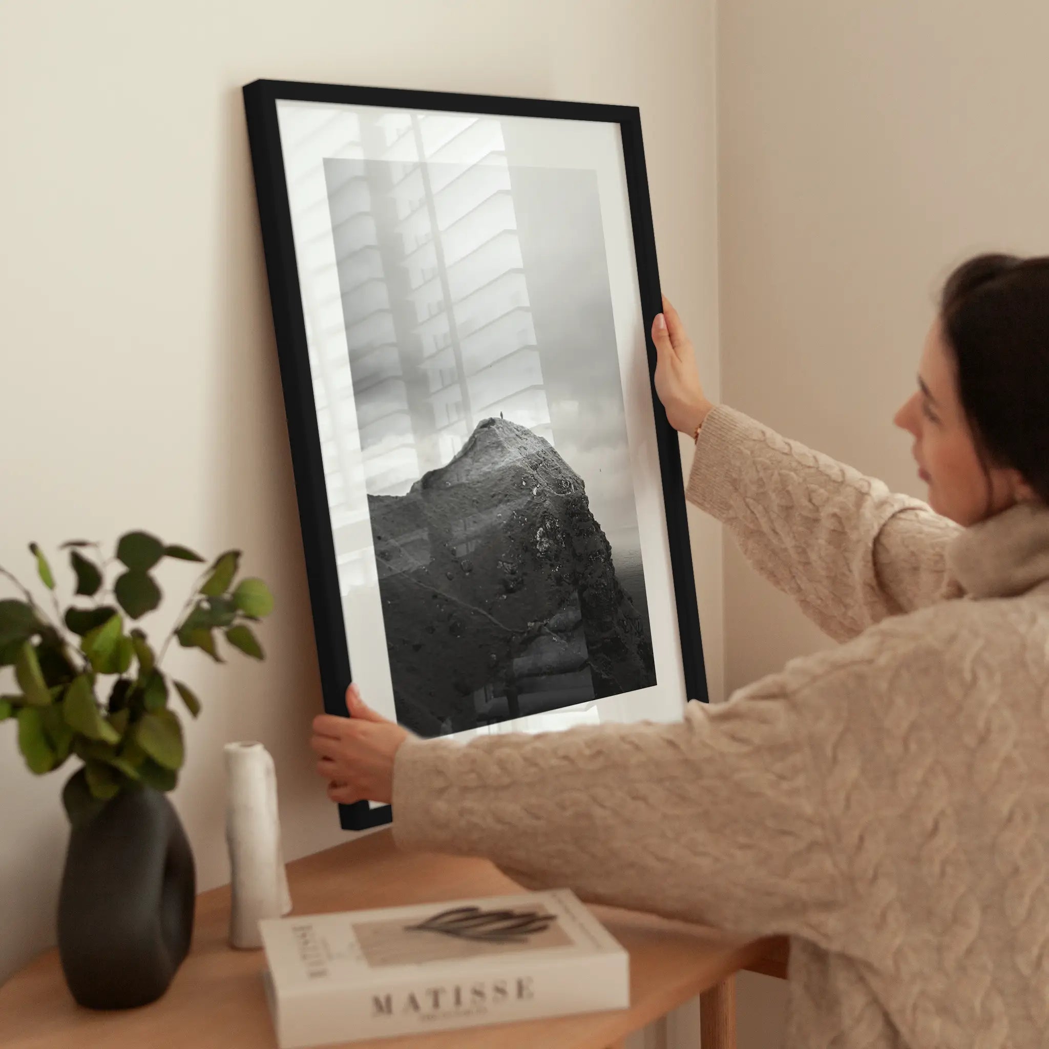 Black and White Mountain Top wird aufgehängt