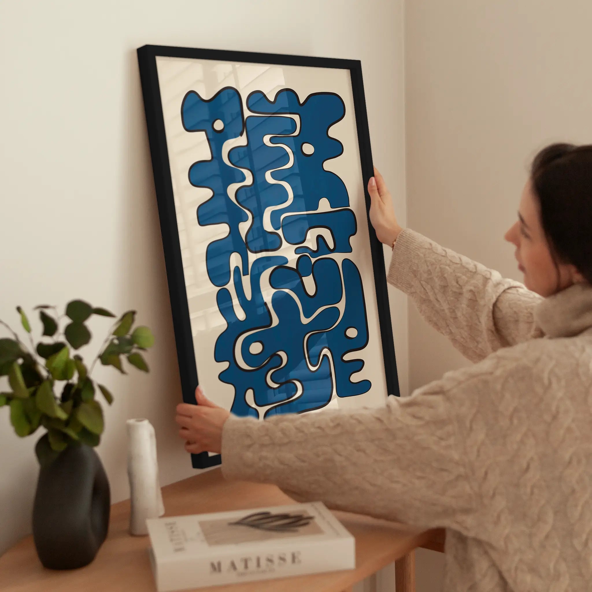 Blue Abstract Shapes wird aufgehängt