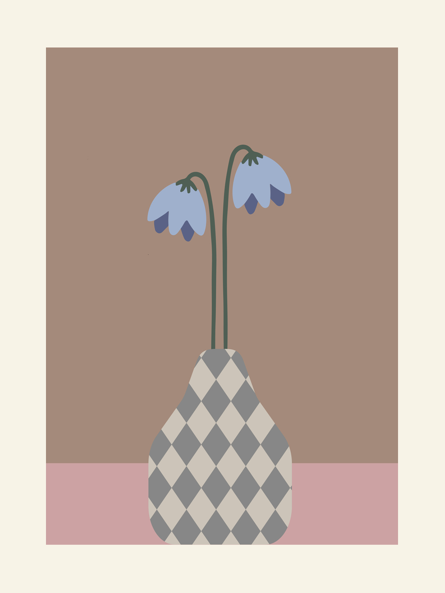 Illustration einer karierten Vase mit blauen Blumen auf braunem Hintergrund.
