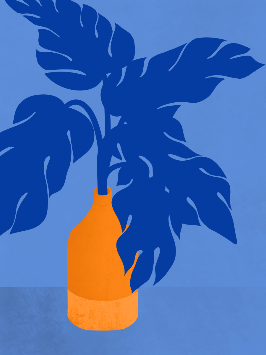 Ein blaues Blatt in einer orangefarbenen Vase vor einem blauen Hintergrund.