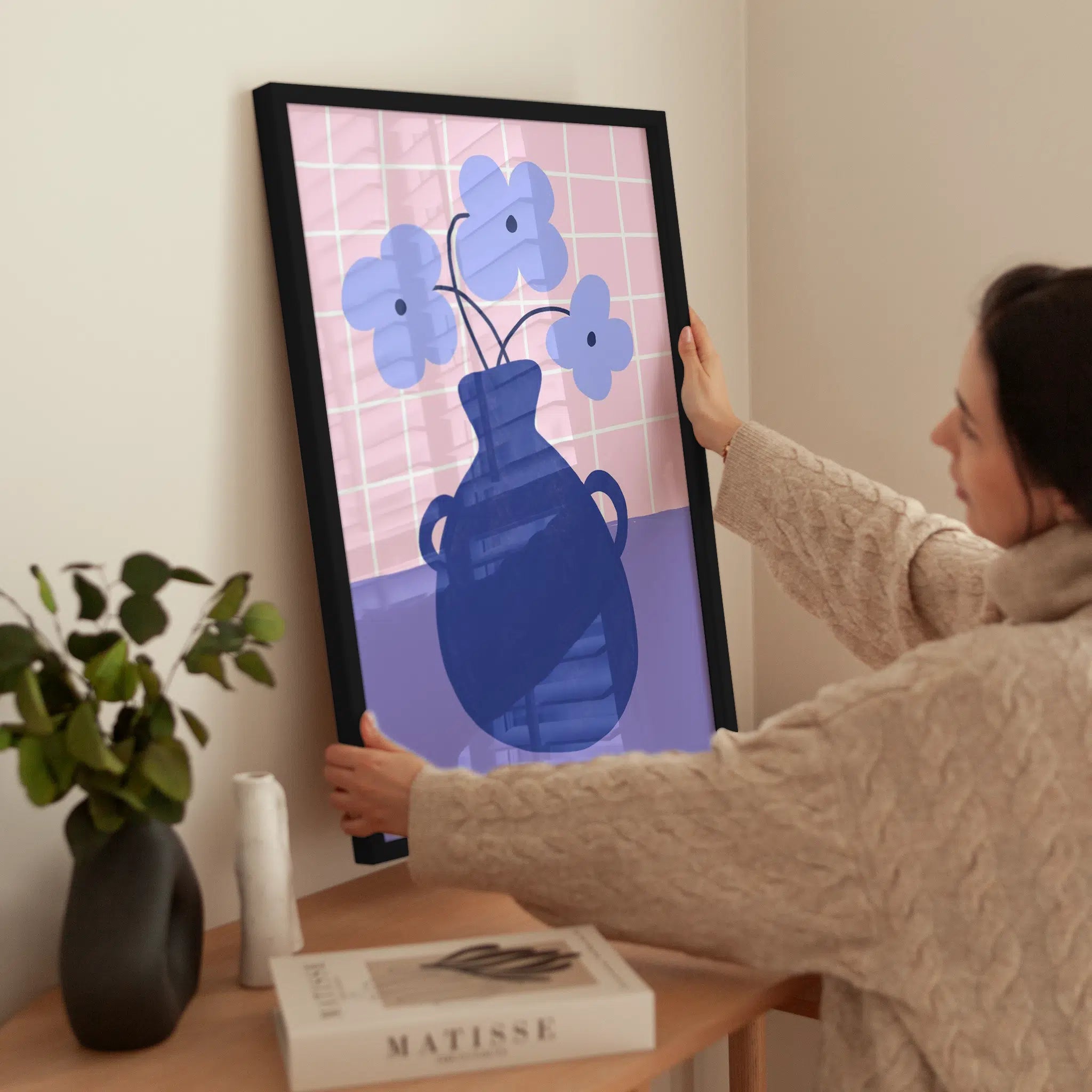 Blue Graphic Vase wird aufgehängt