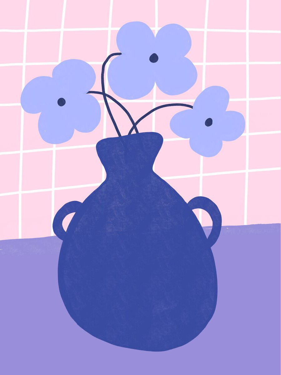 Grafische Illustration einer dunkelblauen Vase mit blauen Blumen vor einem rosa-weiß karierten Hintergrund.