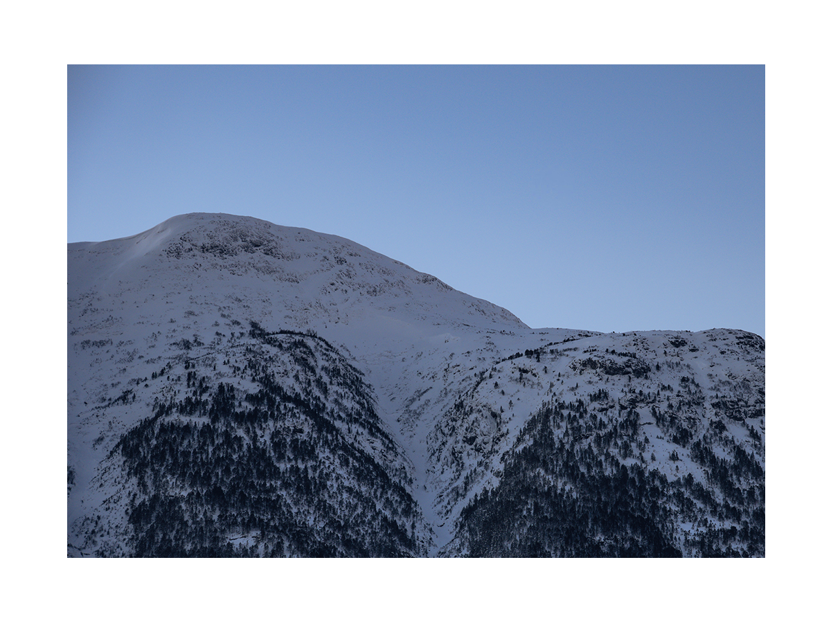 Schneebedeckte Berge unter einem klaren blauen Himmel.