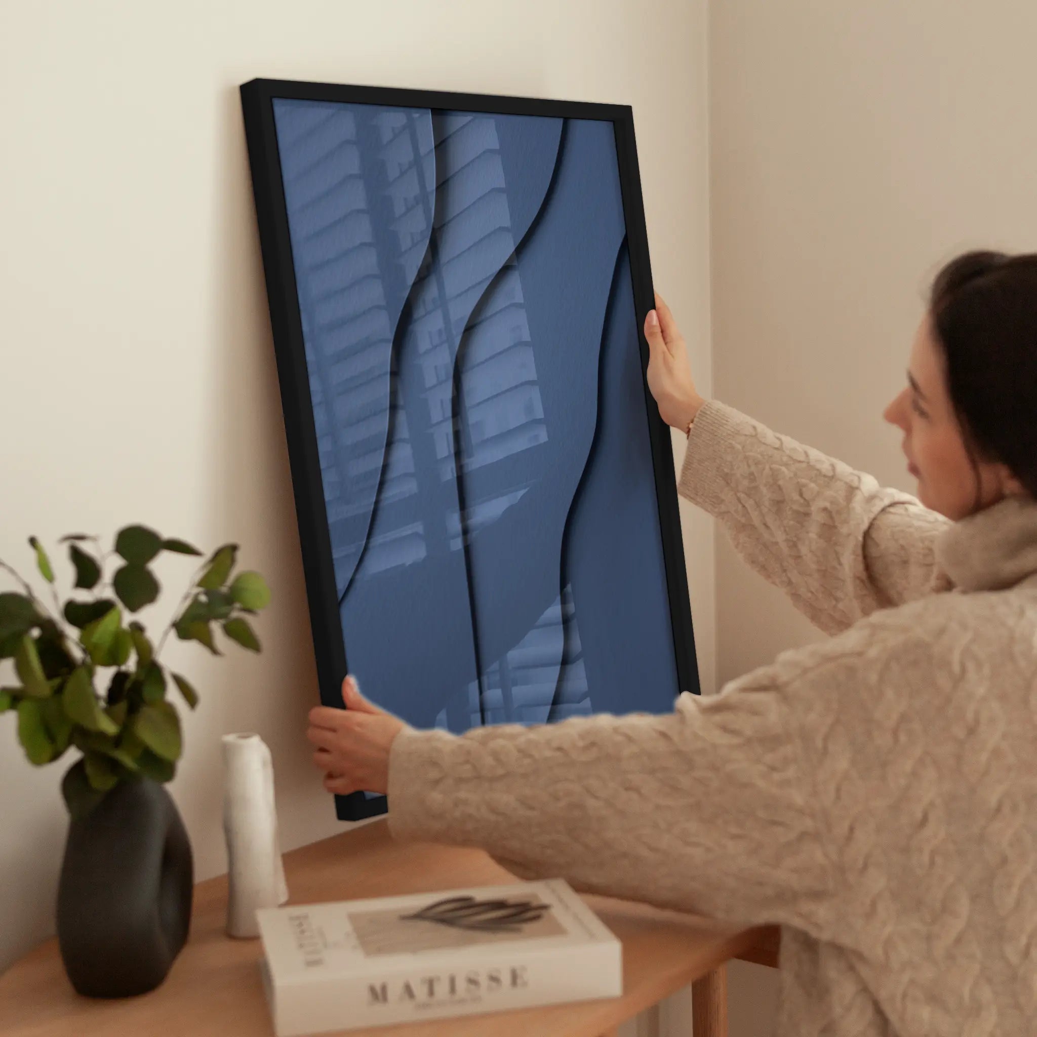 Blue Paper Waves wird aufgehängt