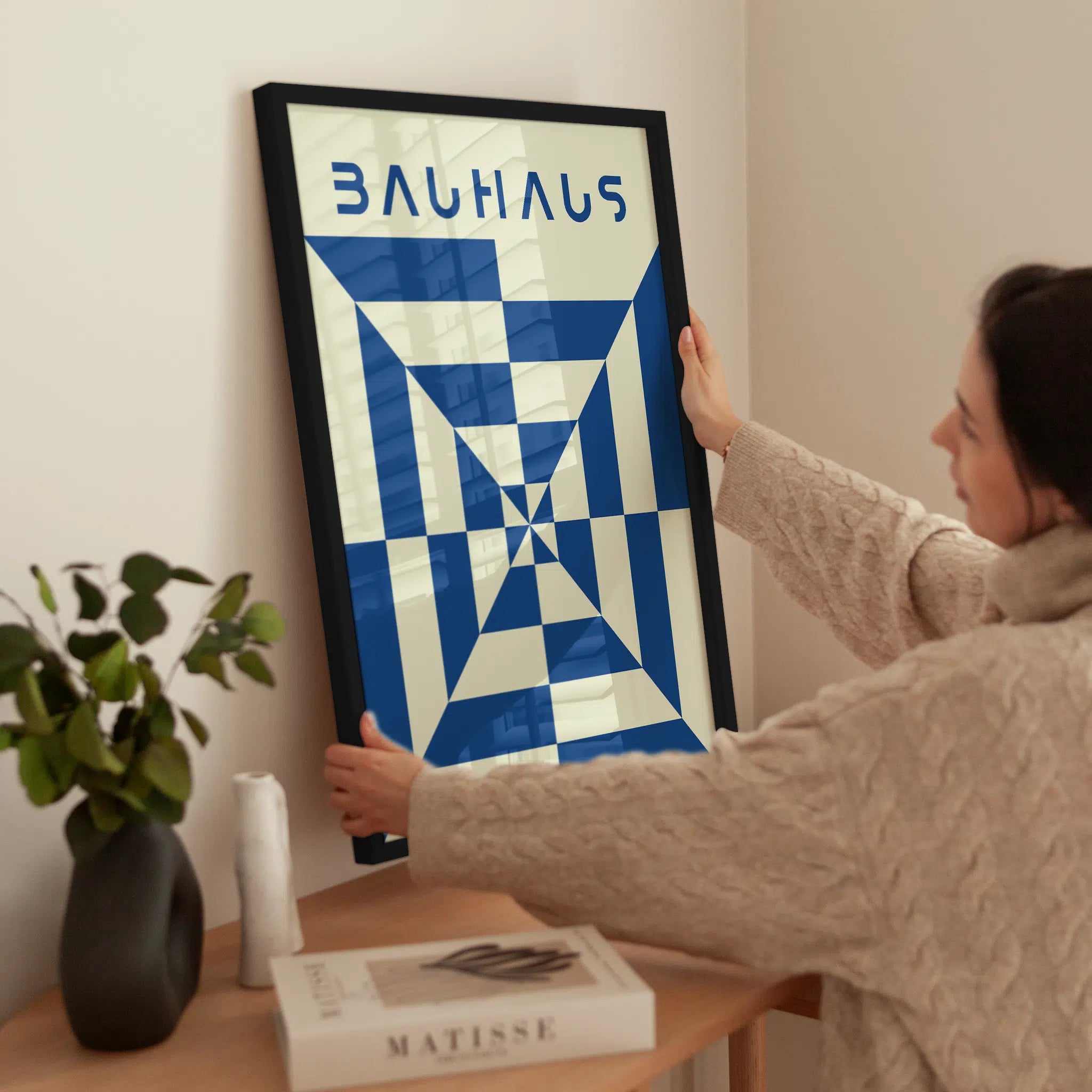 Central Blue — Bauhaus wird aufgehängt